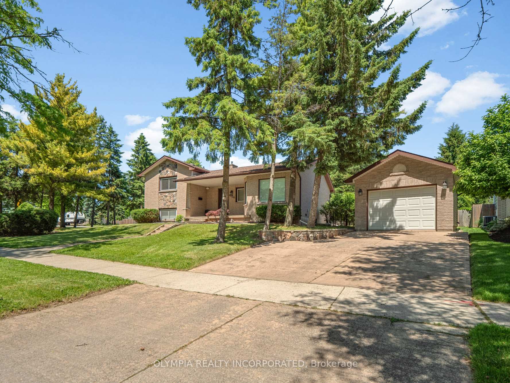 Photo 2 of 4124 Preston Avenue, Niagara Falls, Ascot — HOMEH