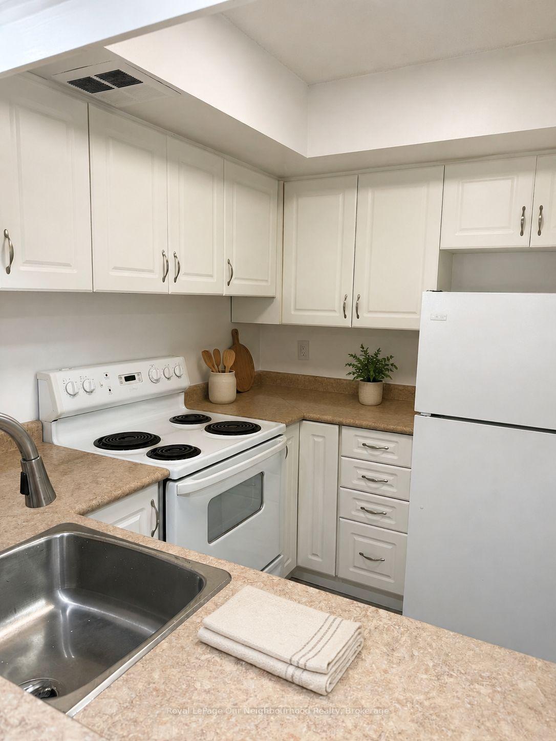 Photo 4 of Unit 806, 92 King Street E, Toronto, Church-Yonge Corridor — HOMEH