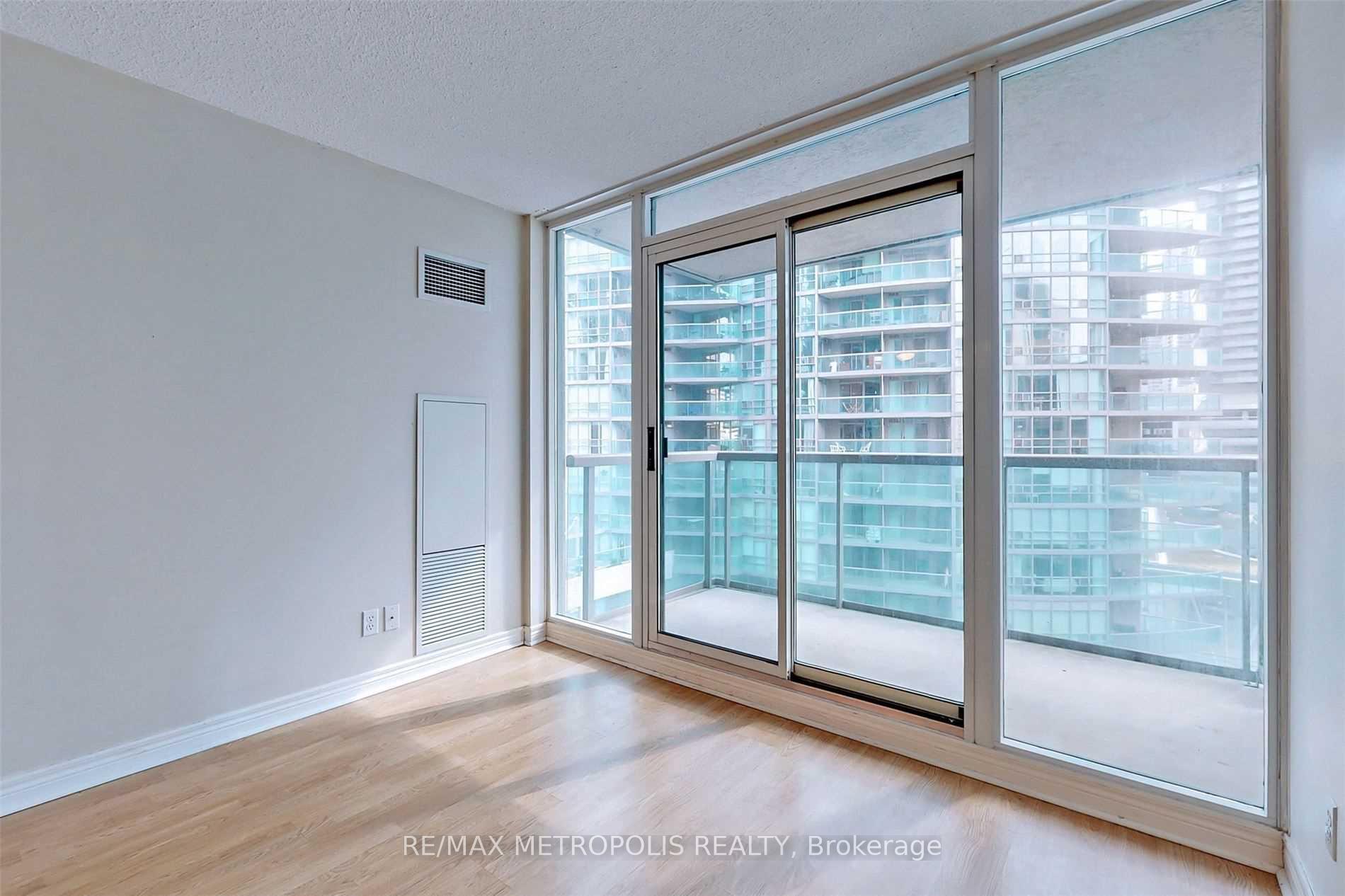 Photo 4 of Unit 1005, 51 Lower Simcoe Street, Toronto, Waterfront Communities — HOMEH