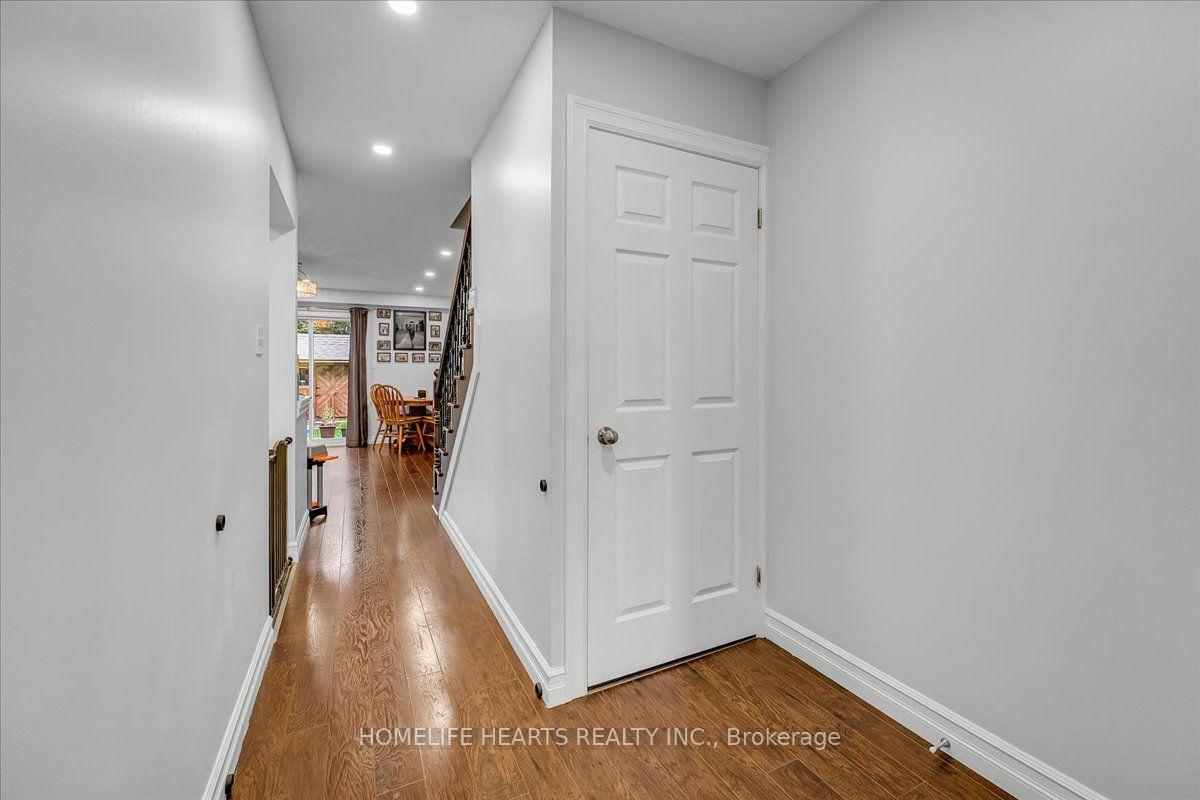 Photo 8 of 21 Bronte Court, Hamilton, Waterdown — HOMEH