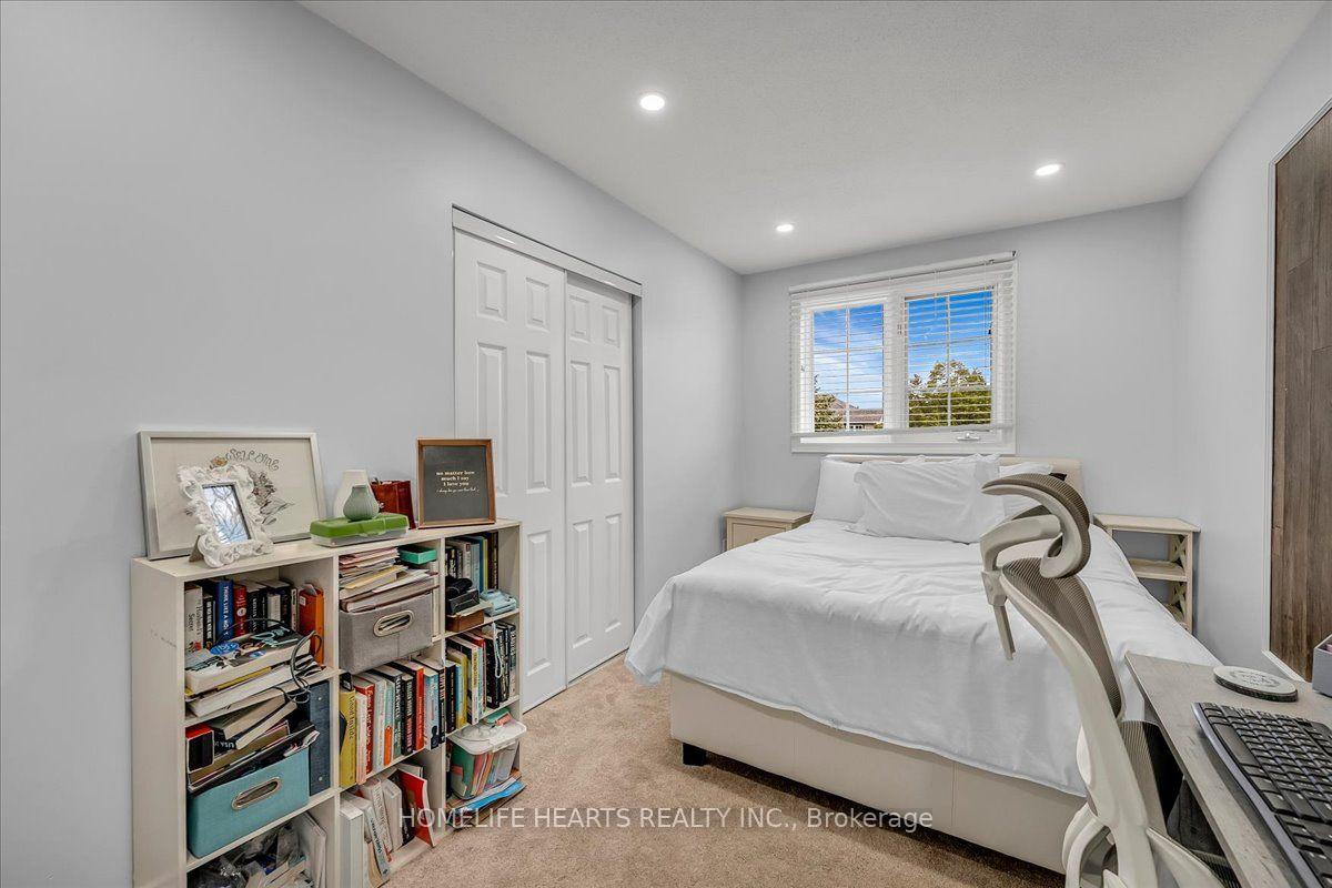 Photo 22 of 21 Bronte Court, Hamilton, Waterdown — HOMEH