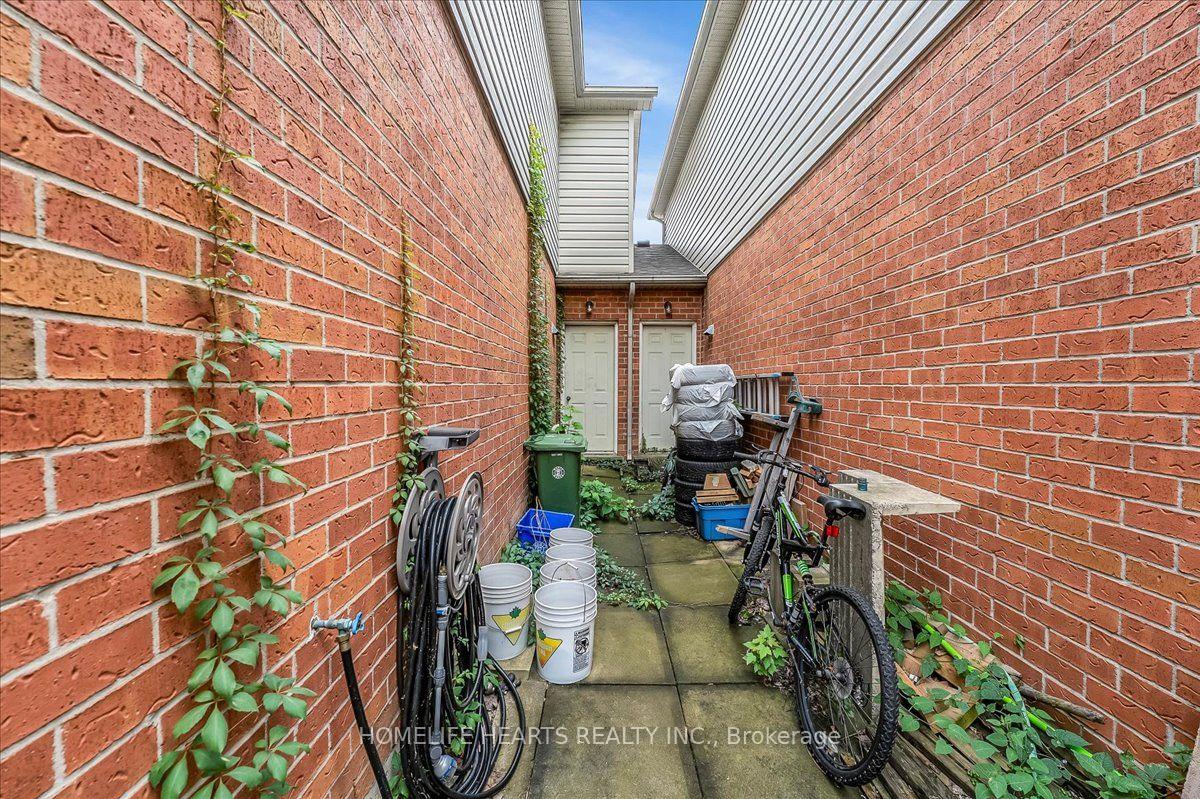 Photo 37 of 21 Bronte Court, Hamilton, Waterdown — HOMEH