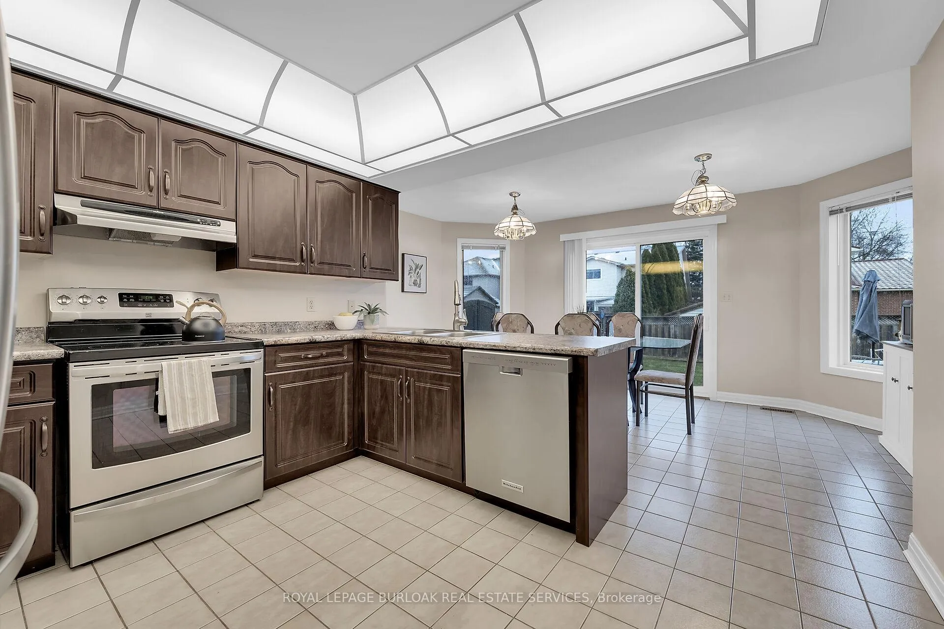 Photo 3 of 45 Stoney Brook Crescent, St. Catharines, Grapeview — HOMEH