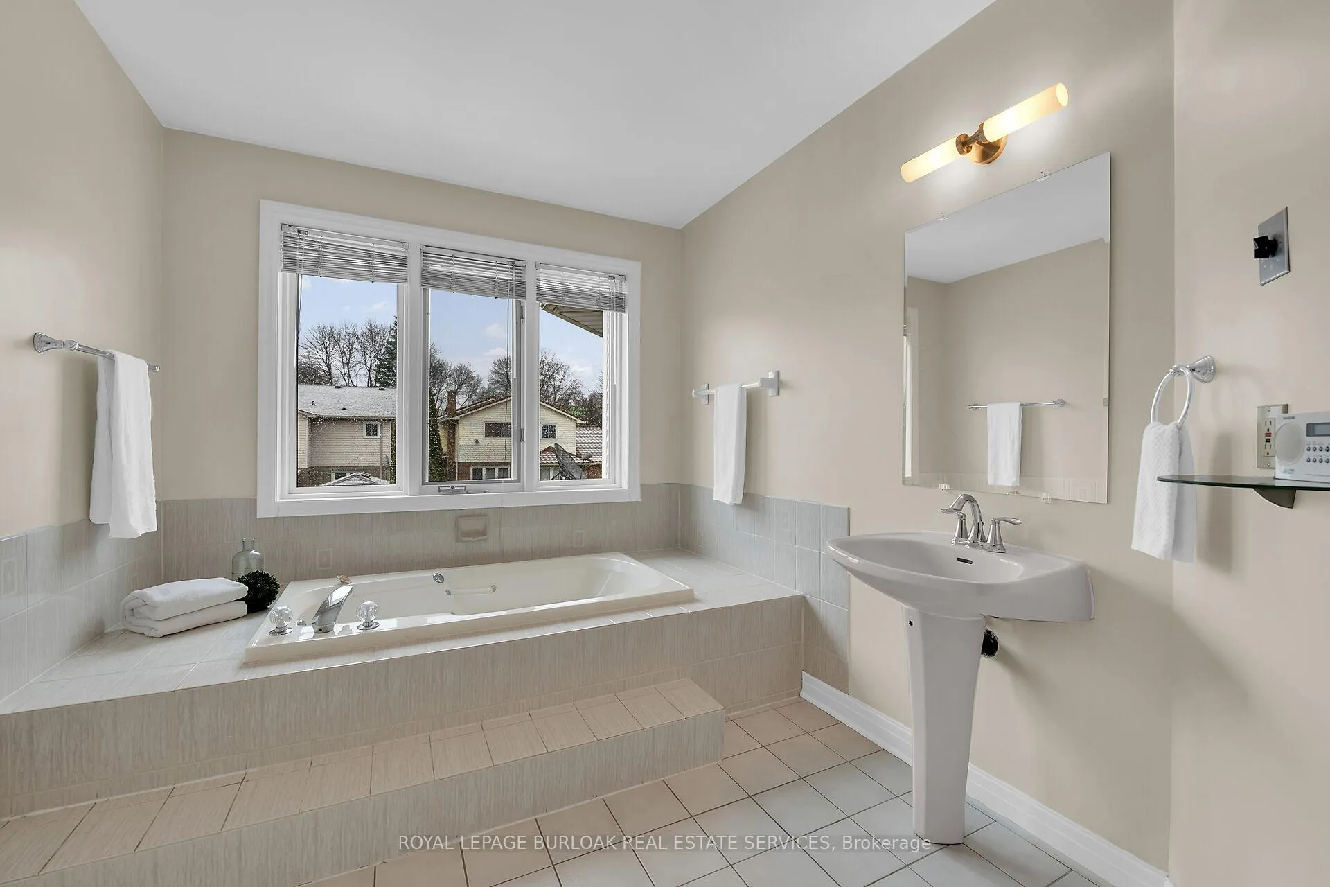Photo 22 of 45 Stoney Brook Crescent, St. Catharines, Grapeview — HOMEH