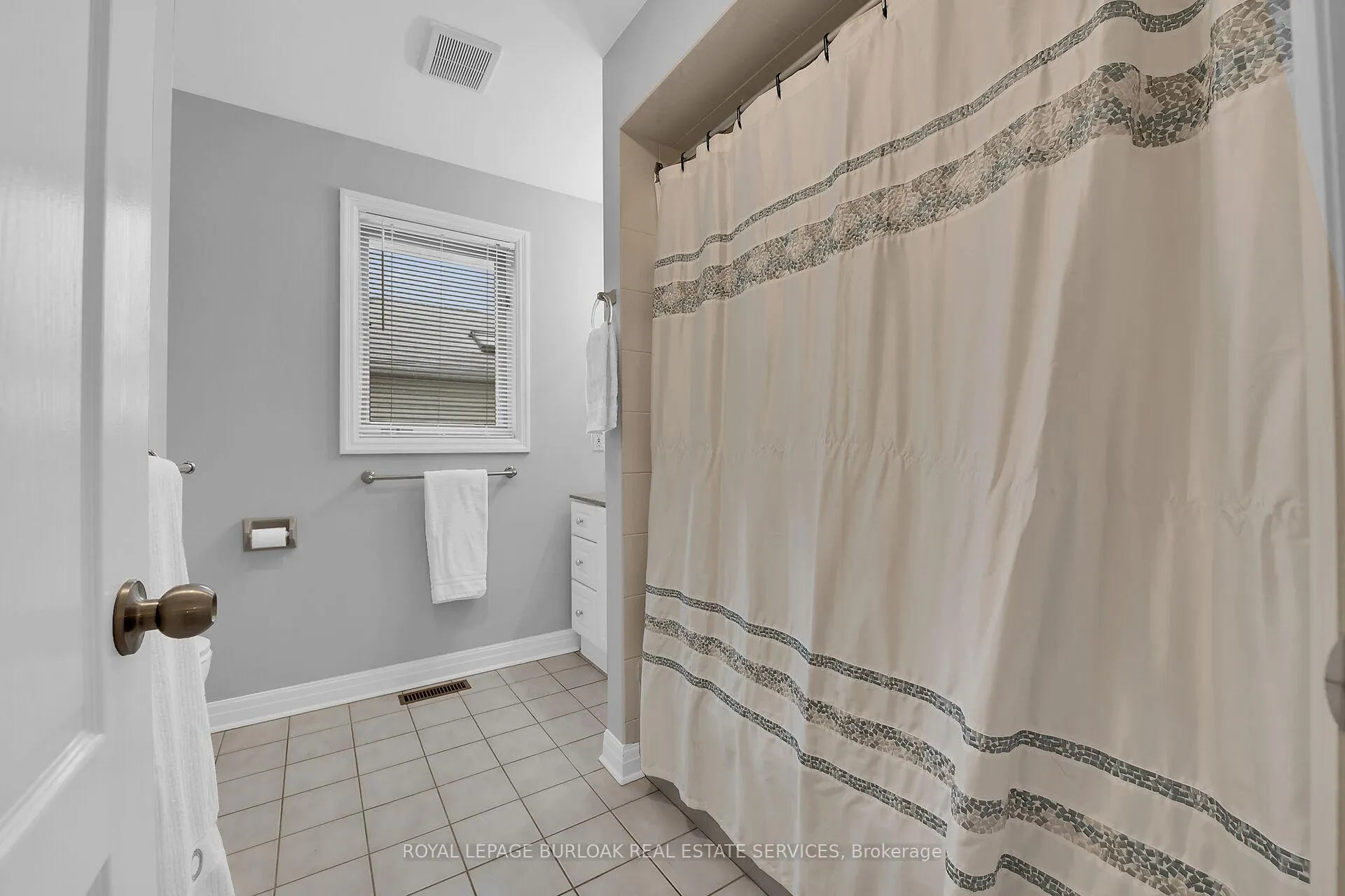 Photo 25 of 45 Stoney Brook Crescent, St. Catharines, Grapeview — HOMEH