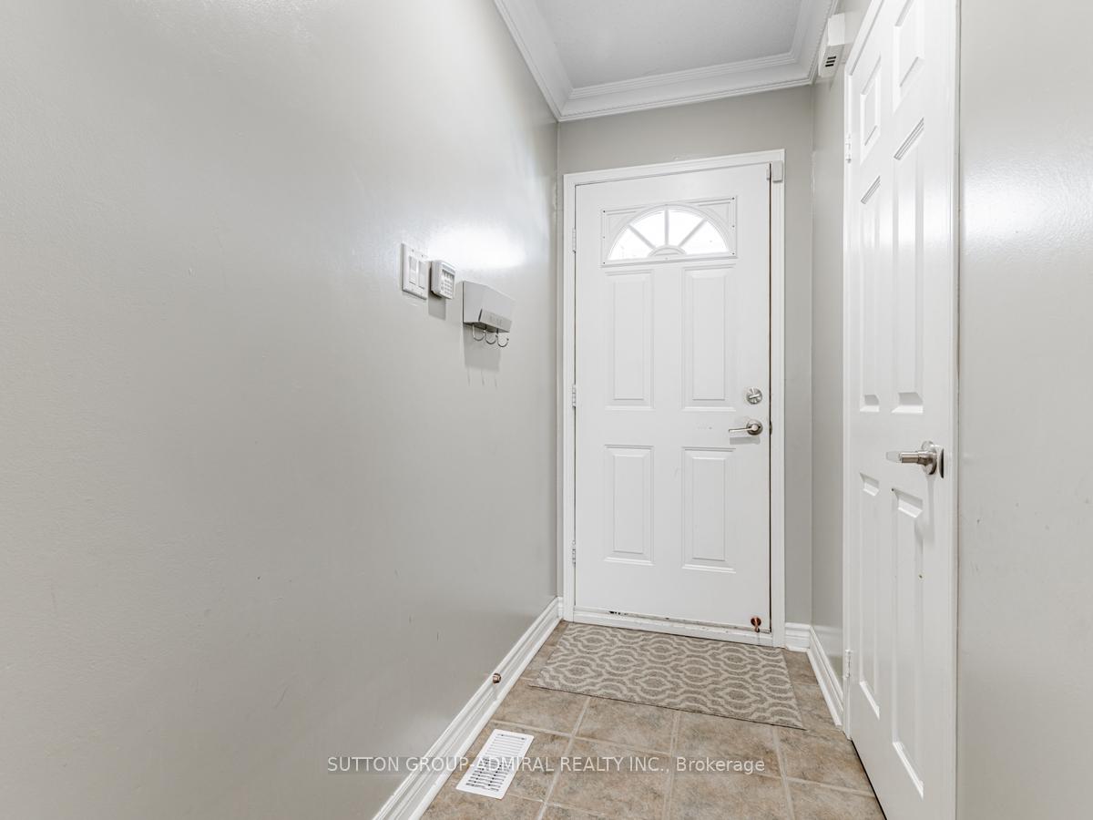 Photo 3 of 224 Kelso Crescent, Vaughan, Maple — HOMEH