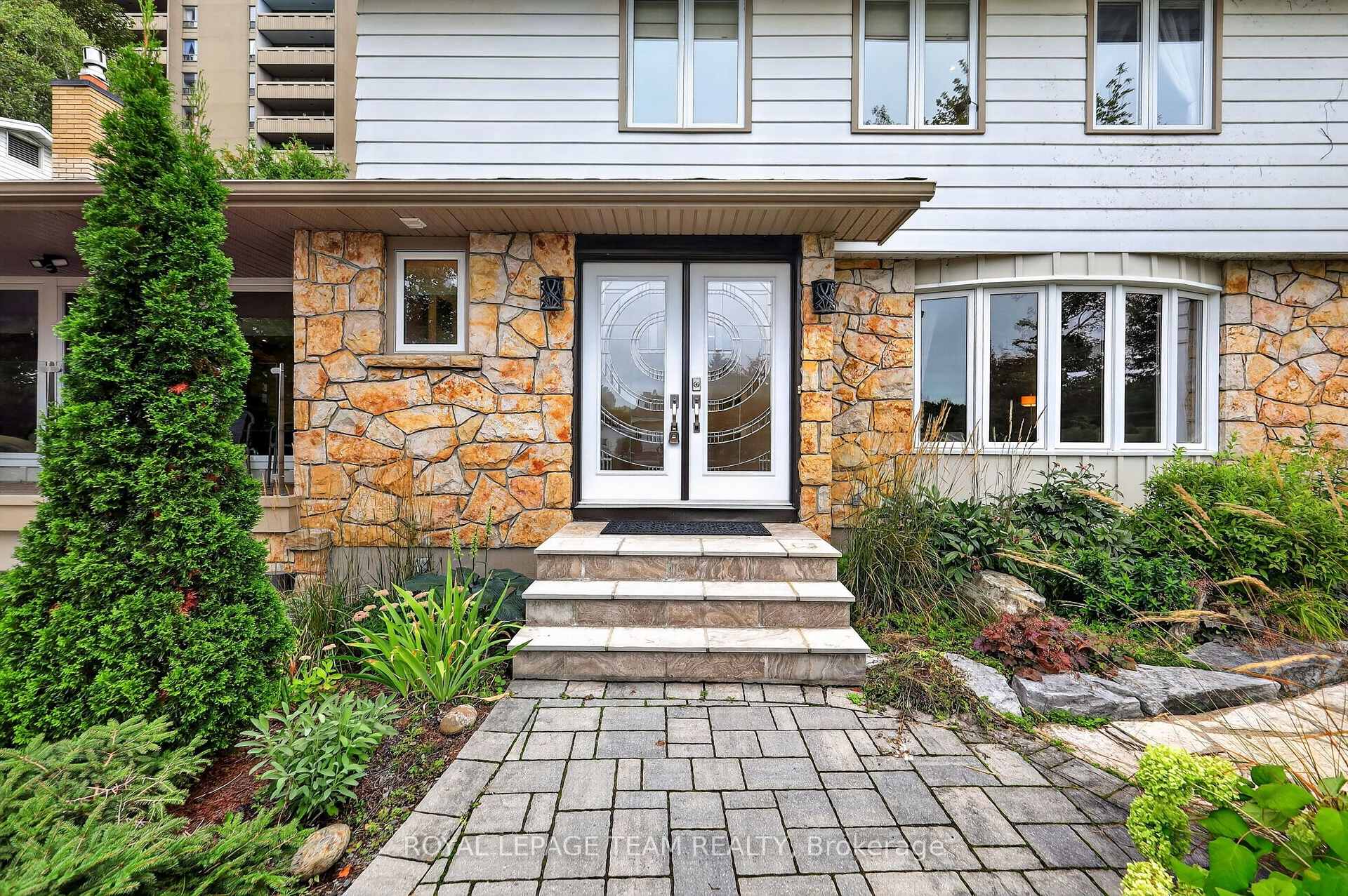 Photo 3 of 1958 Neepawa Avenue, Ottawa, Carlingwood — HOMEH