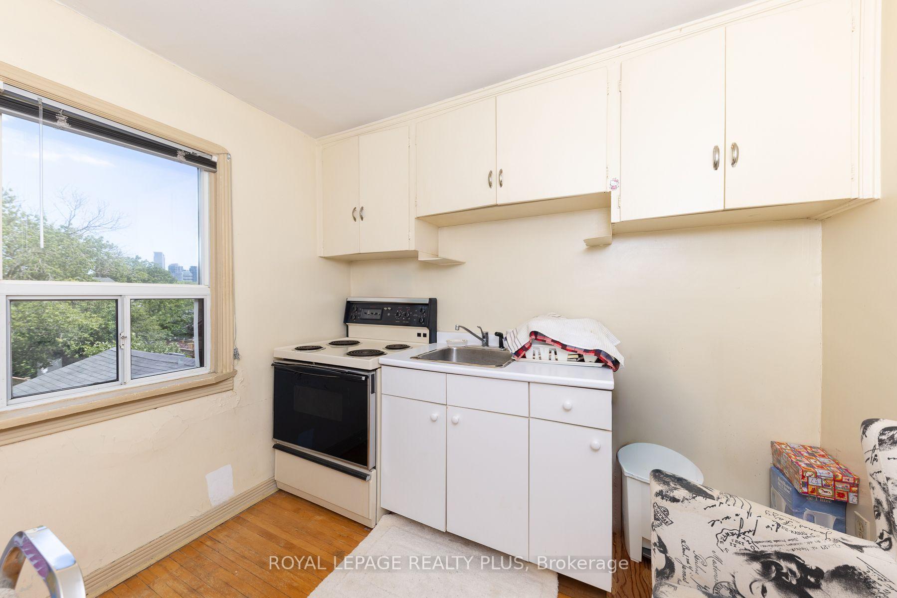 Photo 11 of 33 Dayton Avenue, Etobicoke, Stonegate-Queensway — HOMEH