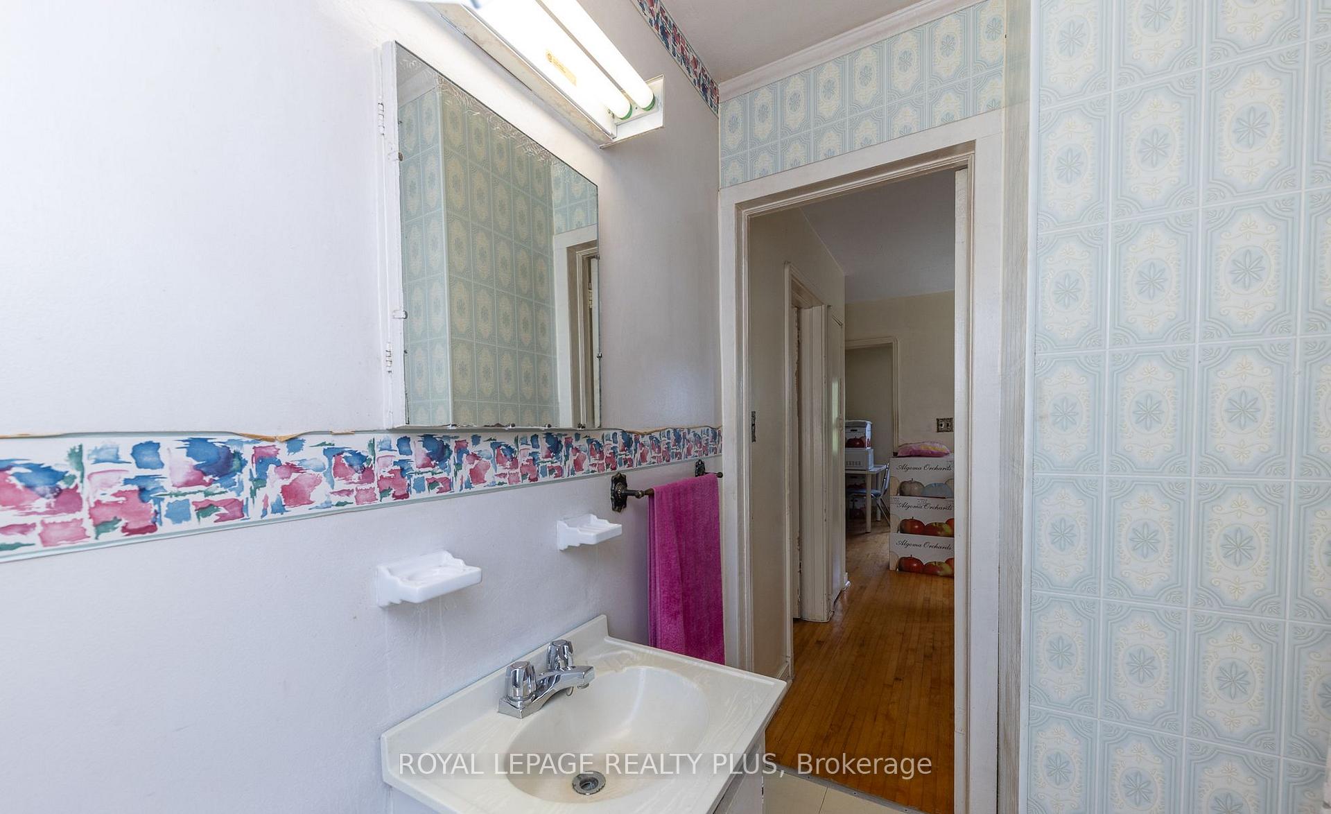 Photo 15 of 33 Dayton Avenue, Etobicoke, Stonegate-Queensway — HOMEH