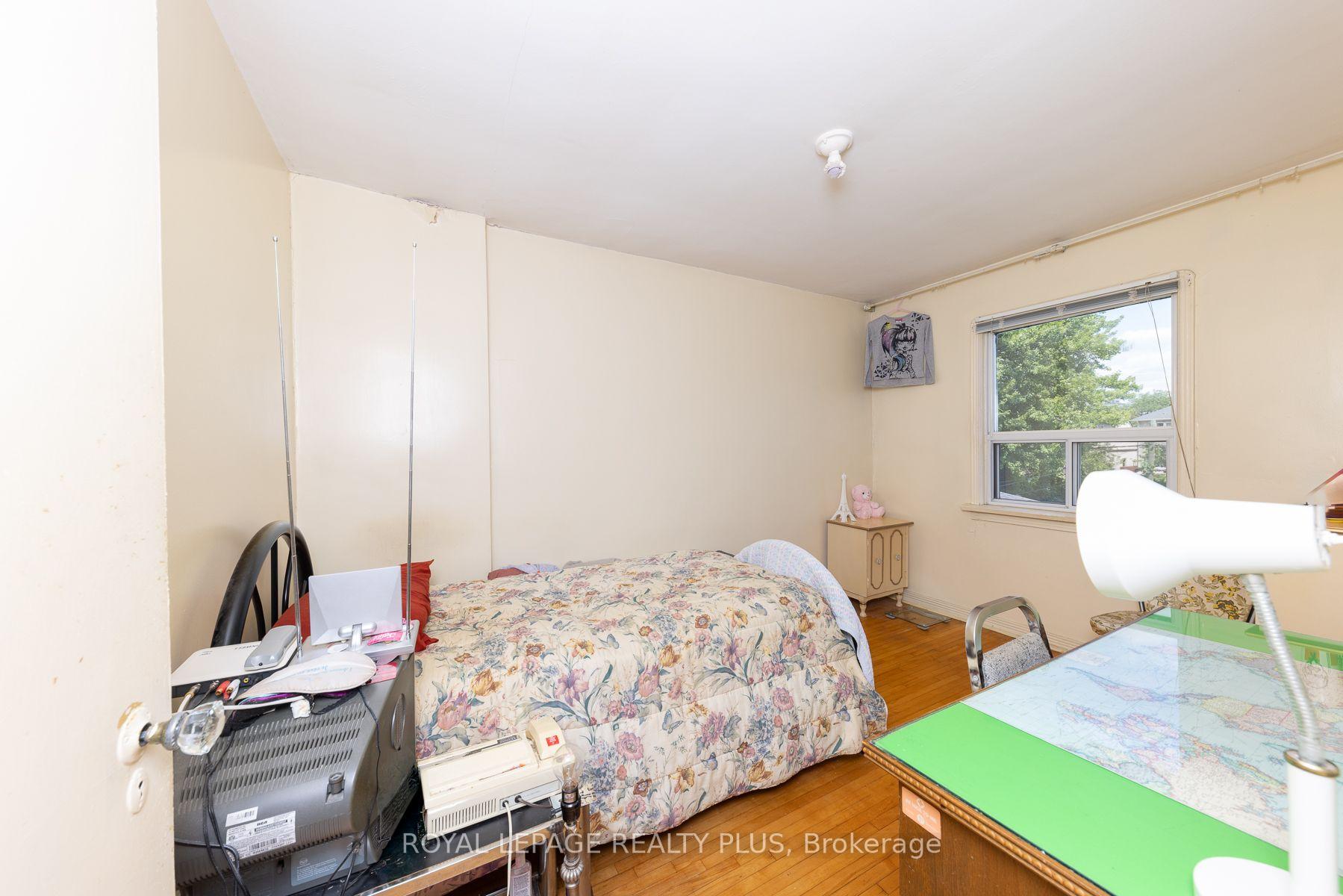 Photo 17 of 33 Dayton Avenue, Etobicoke, Stonegate-Queensway — HOMEH