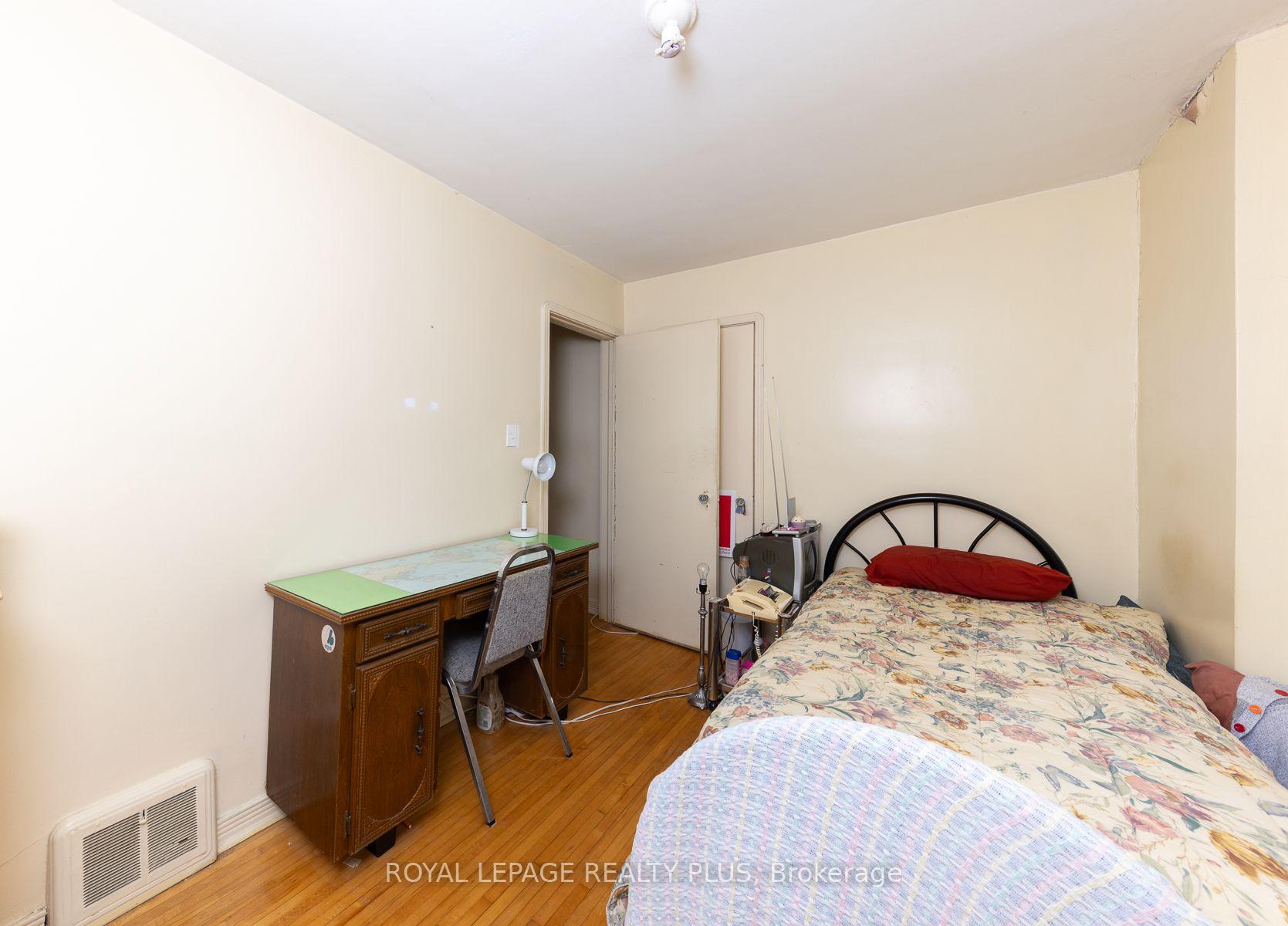 Photo 18 of 33 Dayton Avenue, Etobicoke, Stonegate-Queensway — HOMEH