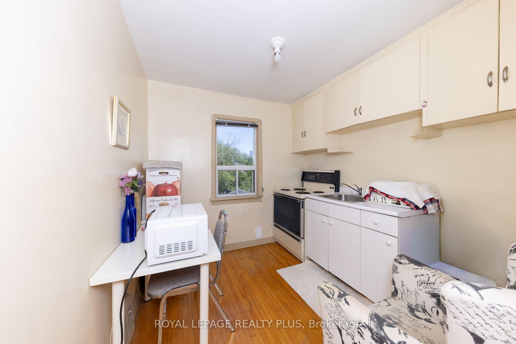 Photo 19 of 33 Dayton Avenue, Etobicoke, Stonegate-Queensway — HOMEH