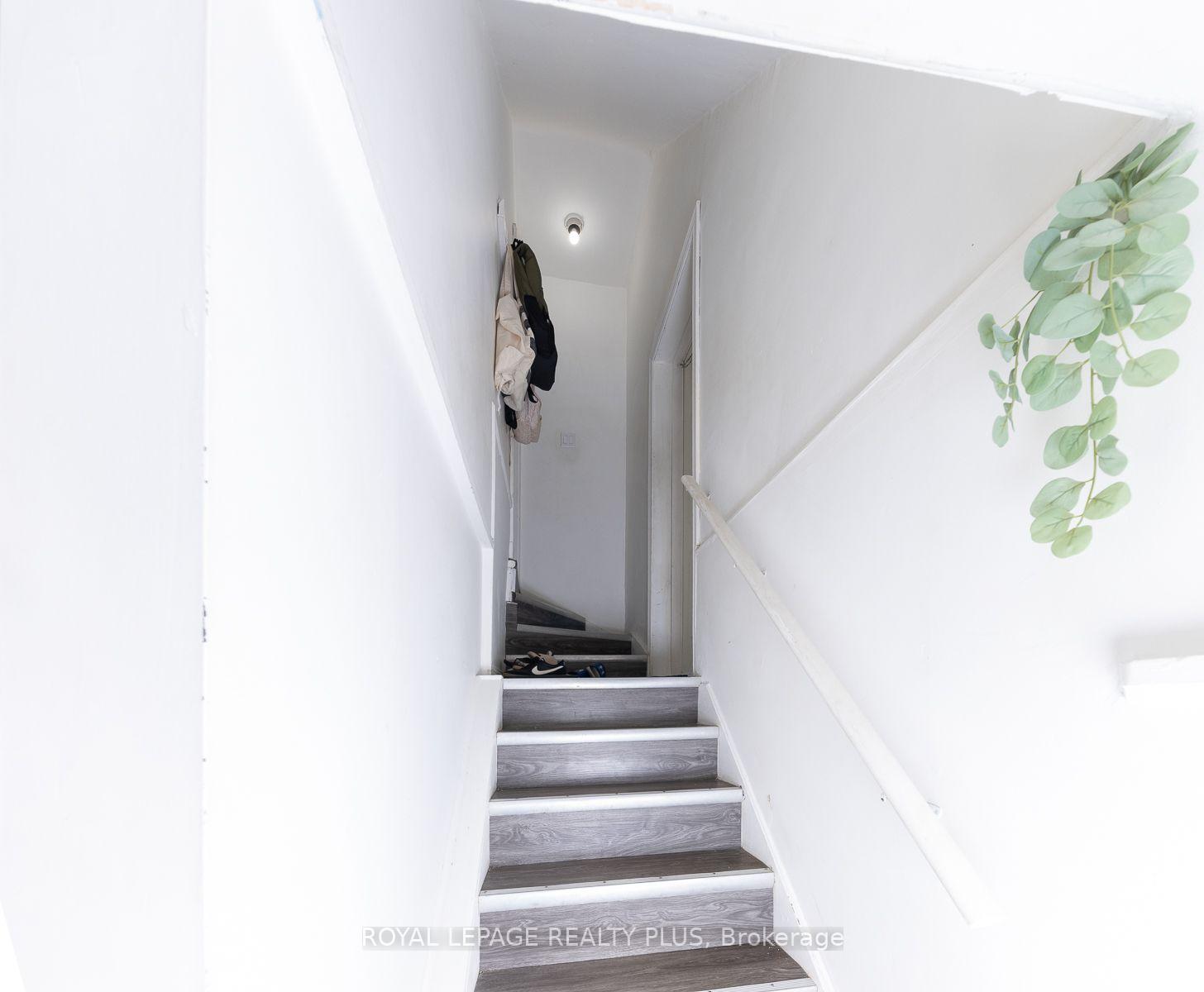 Photo 20 of 33 Dayton Avenue, Etobicoke, Stonegate-Queensway — HOMEH