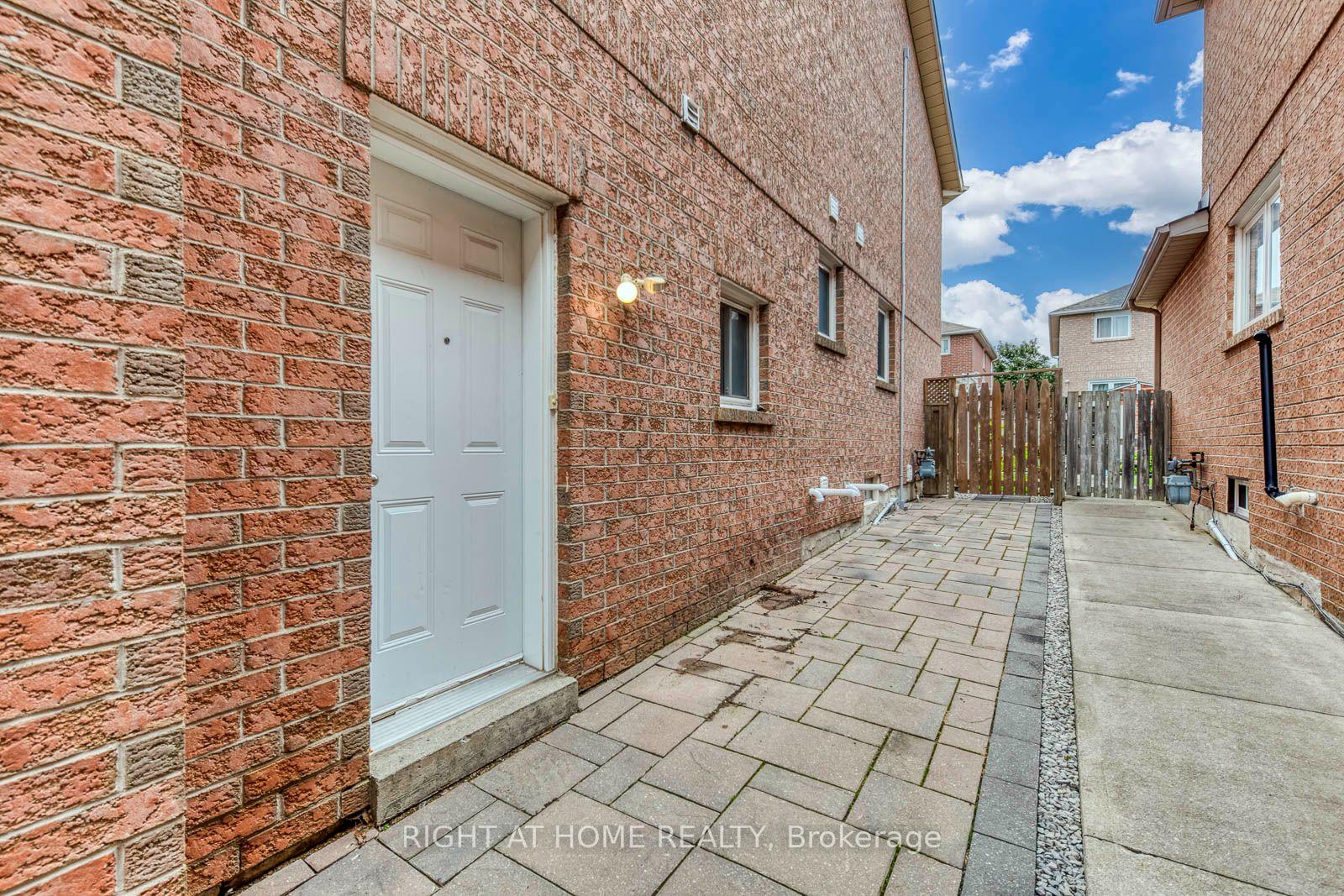 Photo 3 of Unit Bsmt, 5349 Lismic Boulevard, Mississauga, East Credit — HOMEH