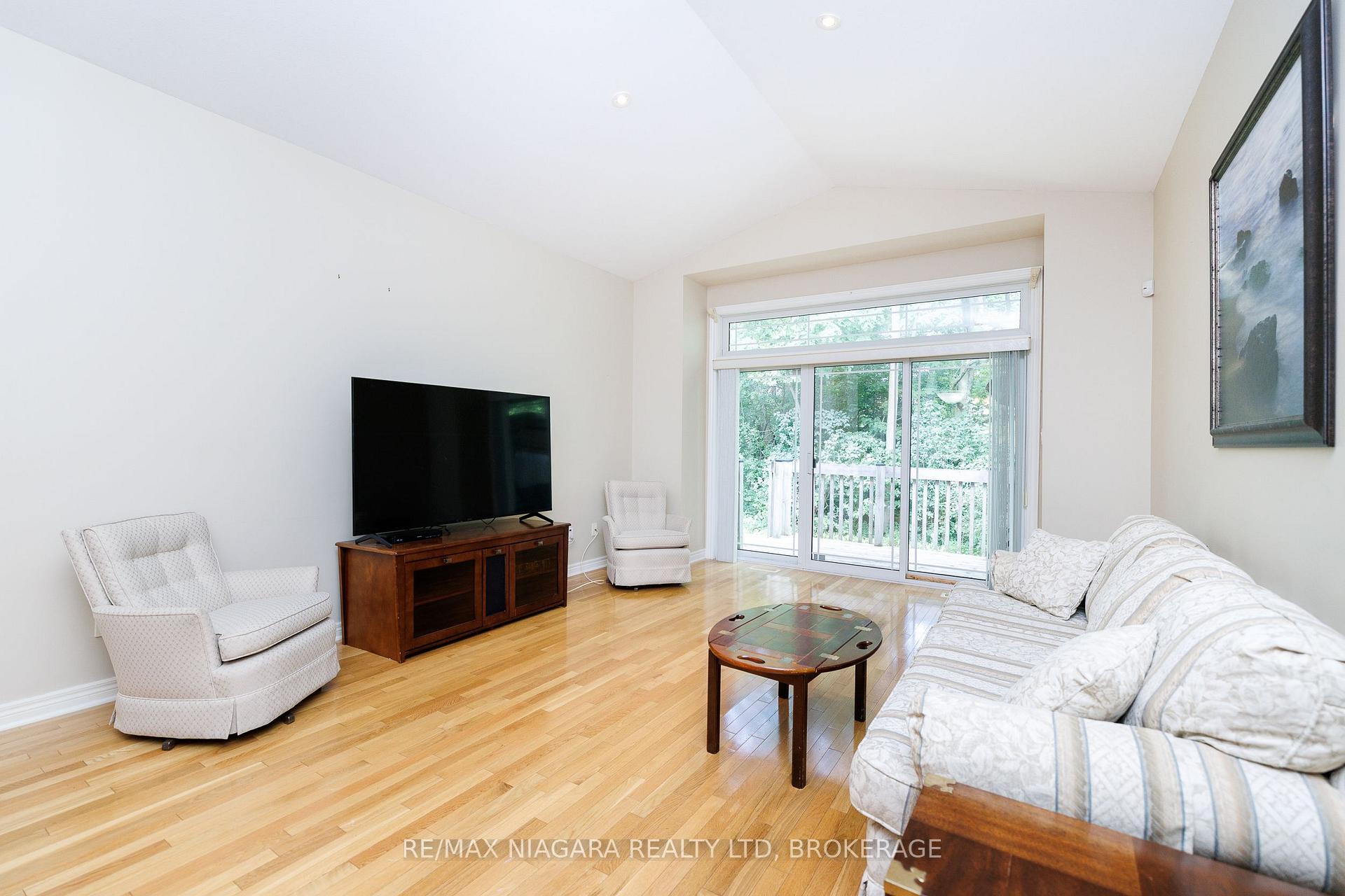 Photo 5 of Unit 8, 3300 Montrose Road, Niagara Falls, Mt. Carmel — HOMEH