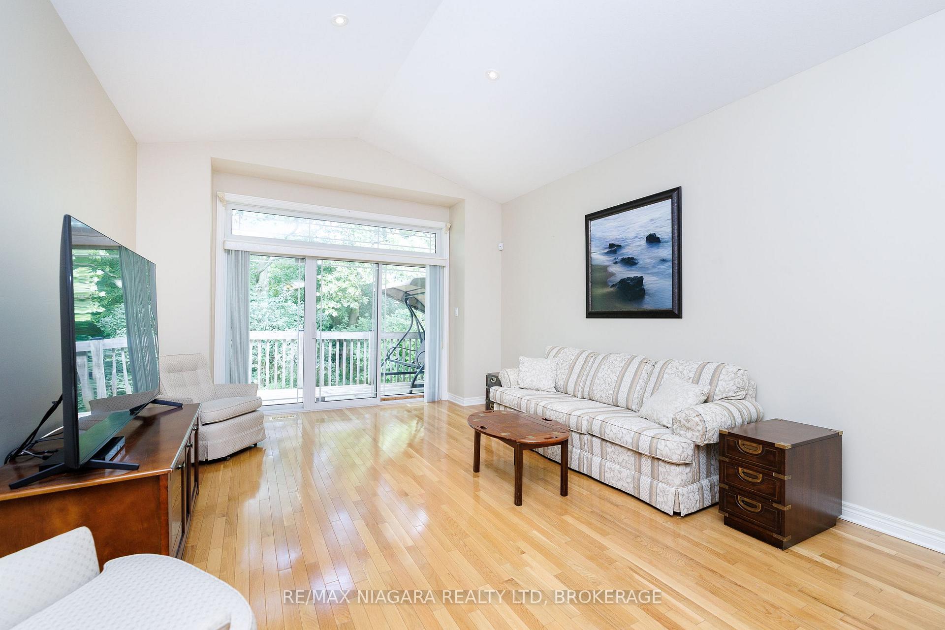Photo 10 of Unit 8, 3300 Montrose Road, Niagara Falls, Mt. Carmel — HOMEH