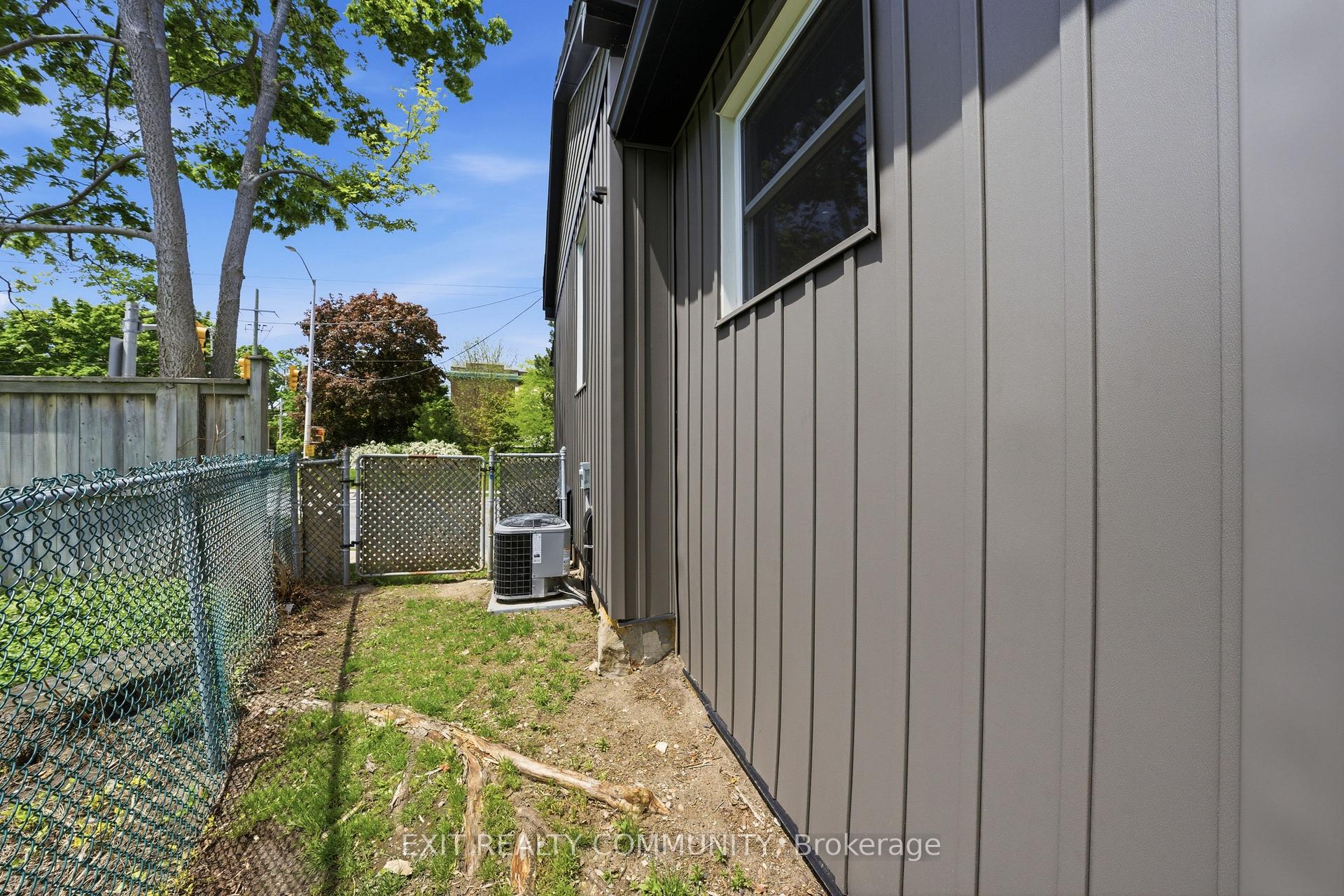 Photo 5 of 20 Wharncliffe Road S, London, South F — HOMEH