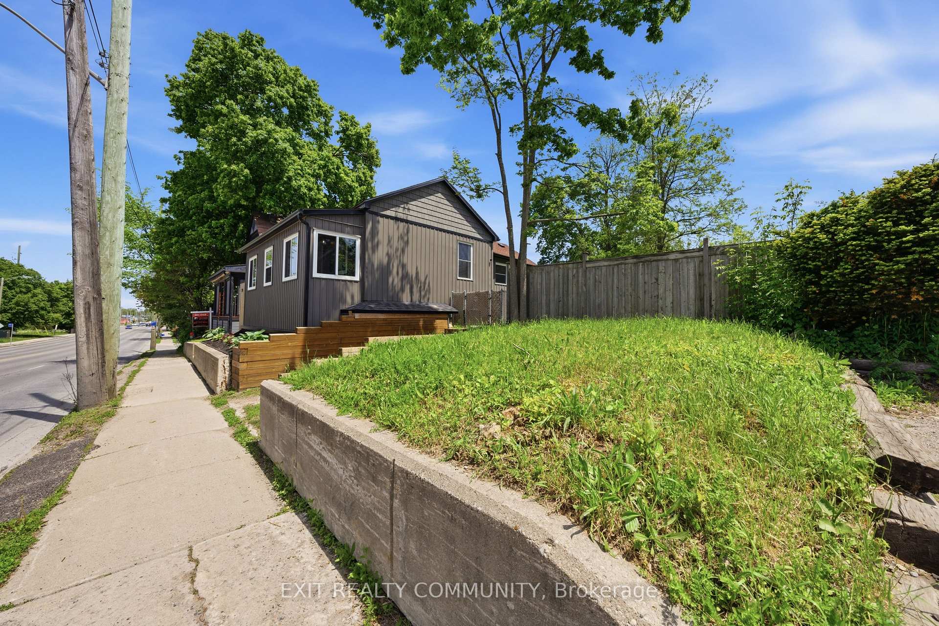 Photo 21 of 20 Wharncliffe Road S, London, South F — HOMEH