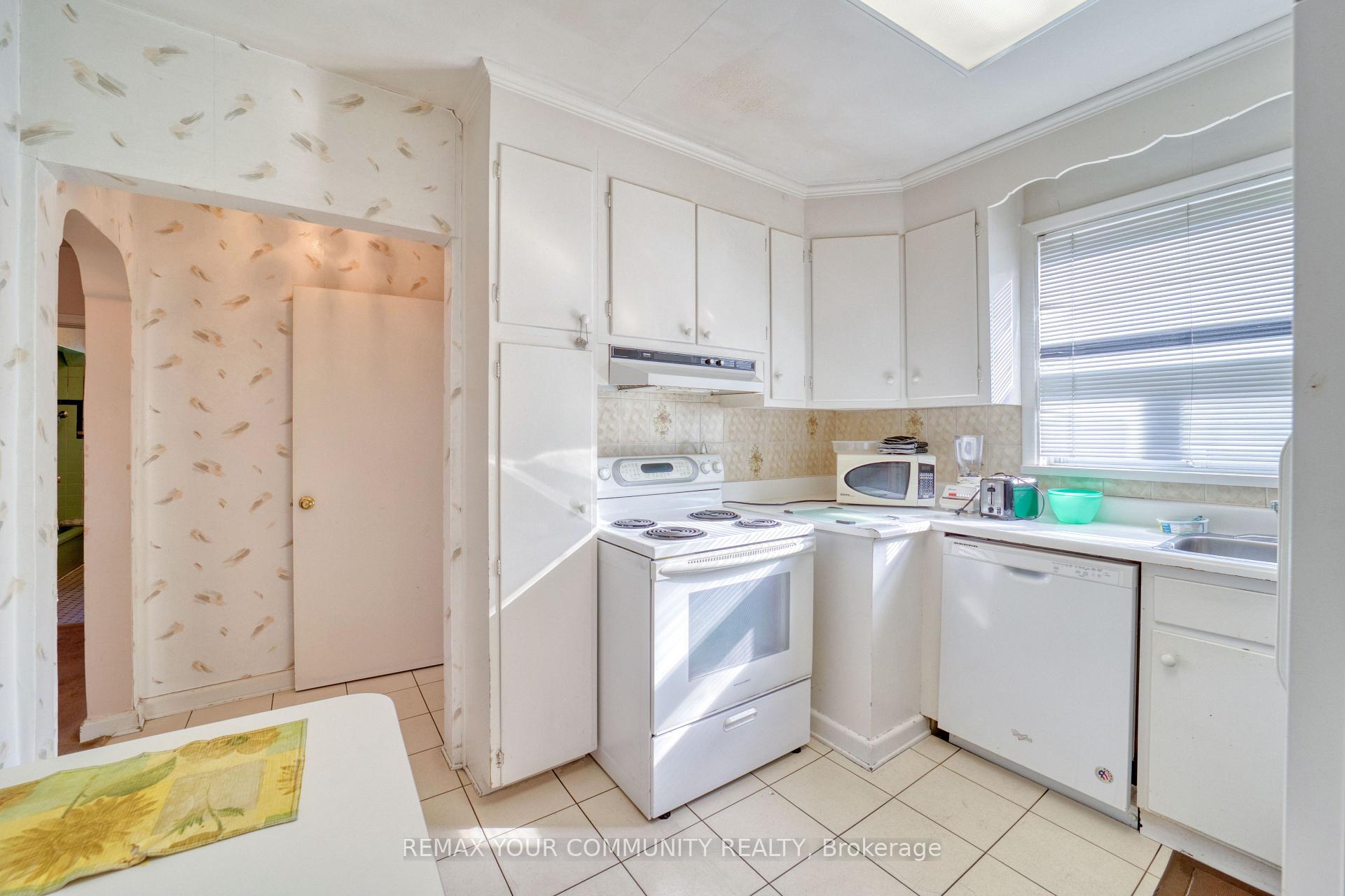 Photo 18 of 48 Alexis Boulevard, North York, Clanton Park — HOMEH