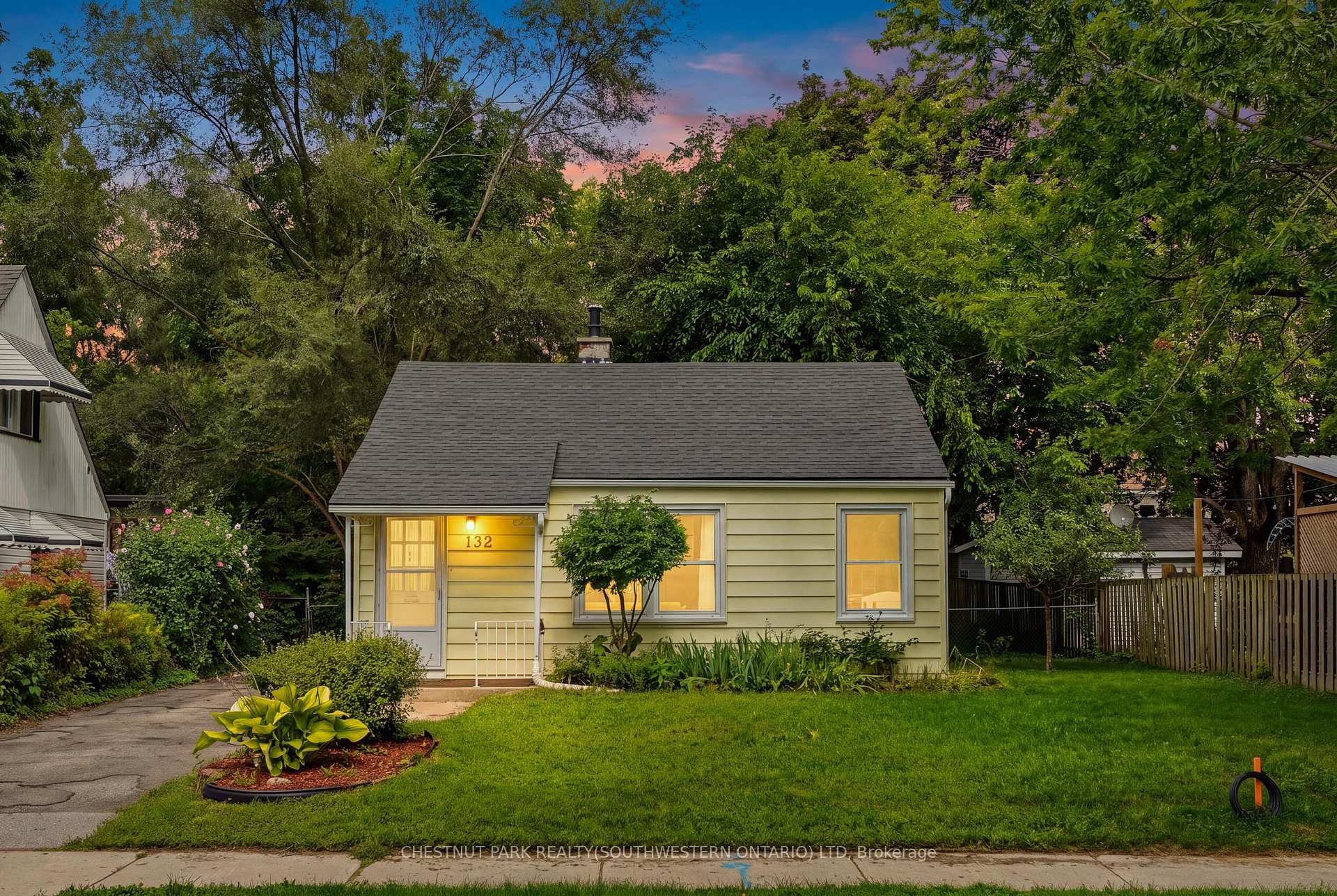 Photo of 132 Spadina Road E