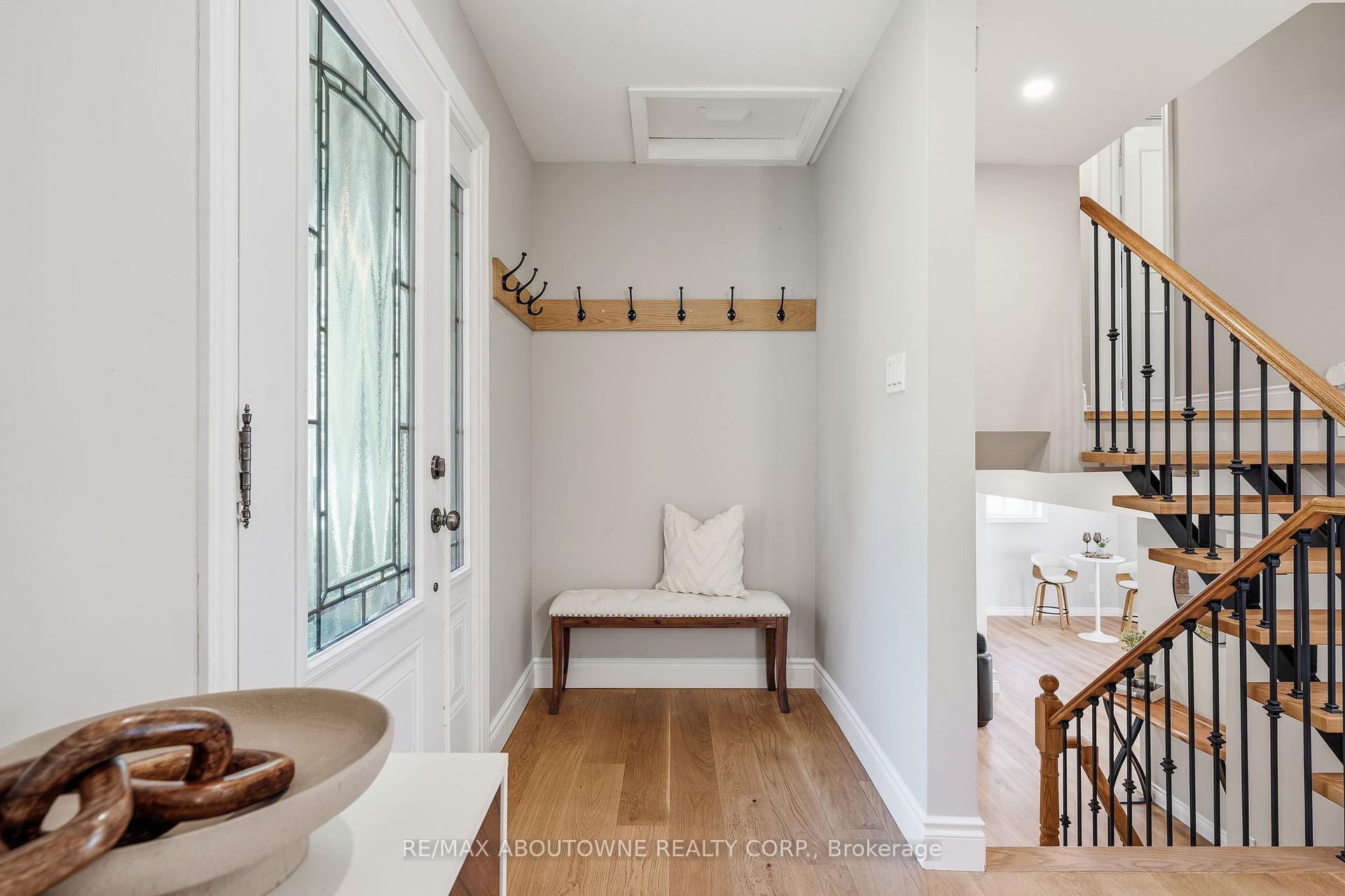 Photo 2 of 1281 Lakeview Drive, Oakville, Falgarwood — HOMEH