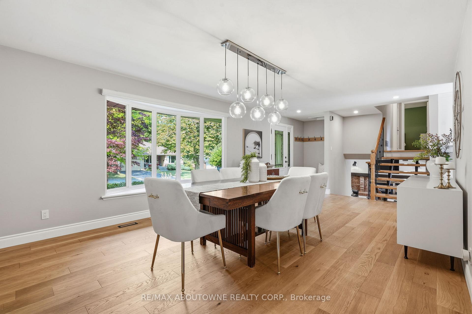 Photo 3 of 1281 Lakeview Drive, Oakville, Falgarwood — HOMEH