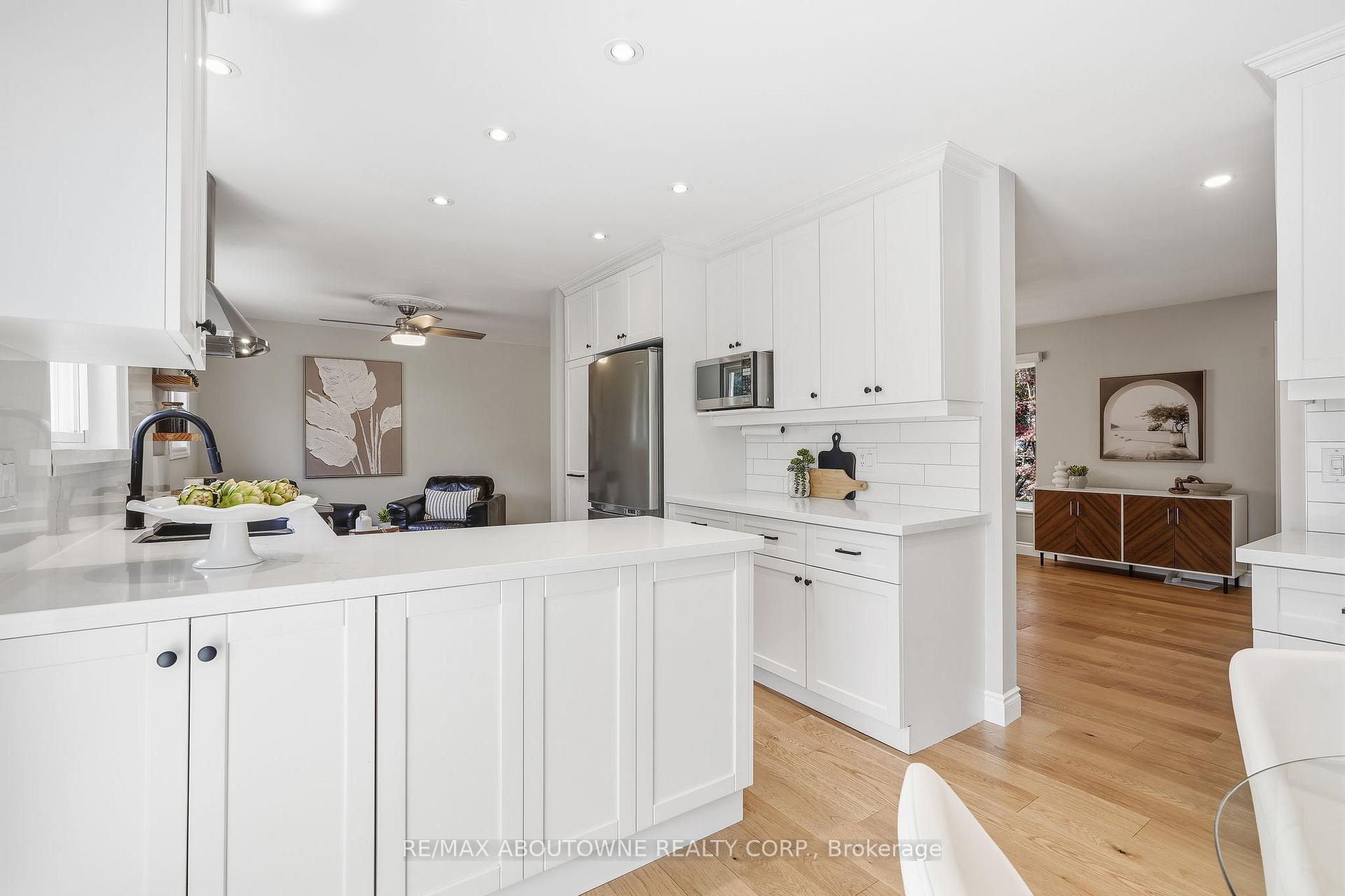 Photo 9 of 1281 Lakeview Drive, Oakville, Falgarwood — HOMEH