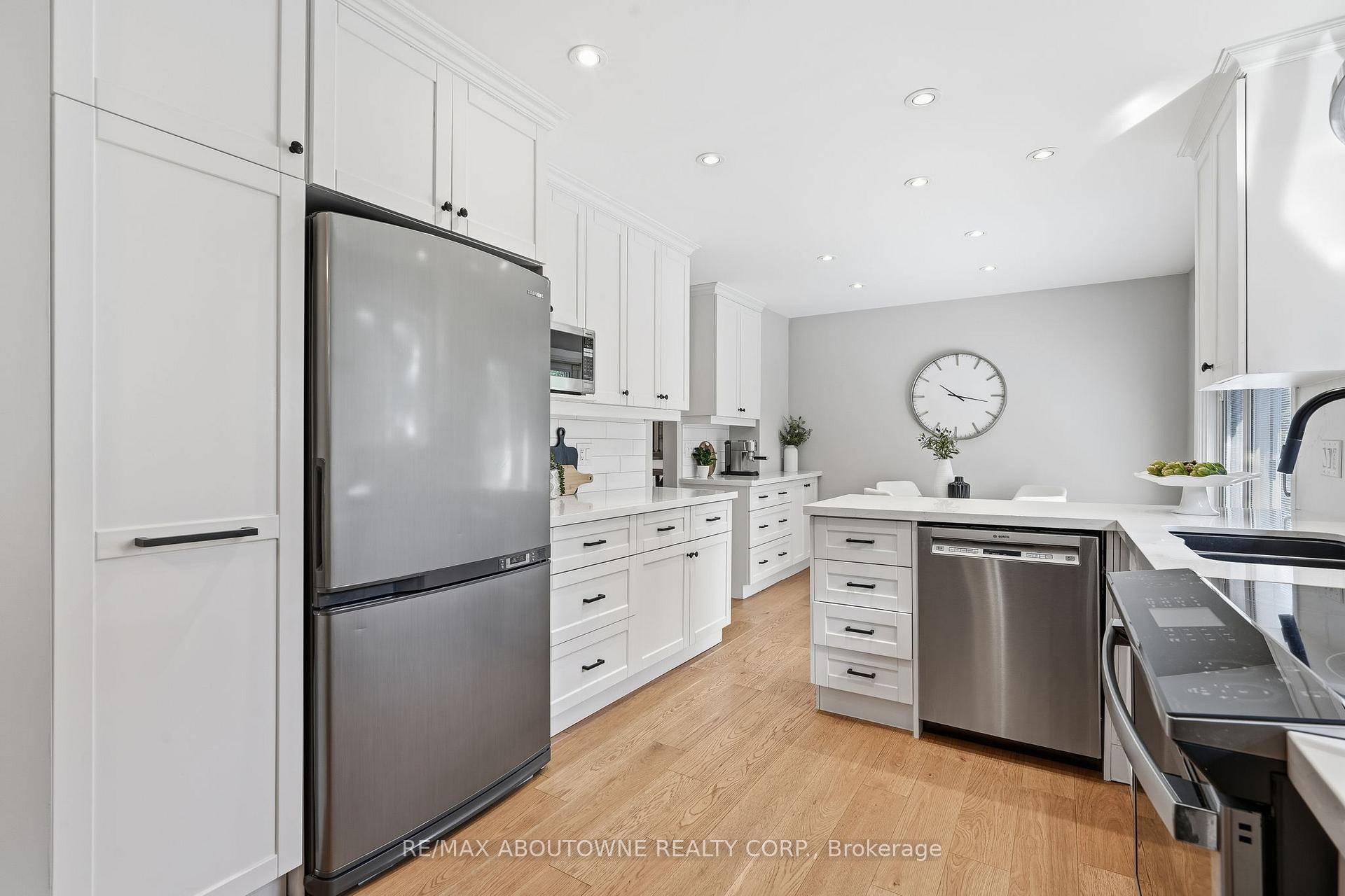 Photo 10 of 1281 Lakeview Drive, Oakville, Falgarwood — HOMEH