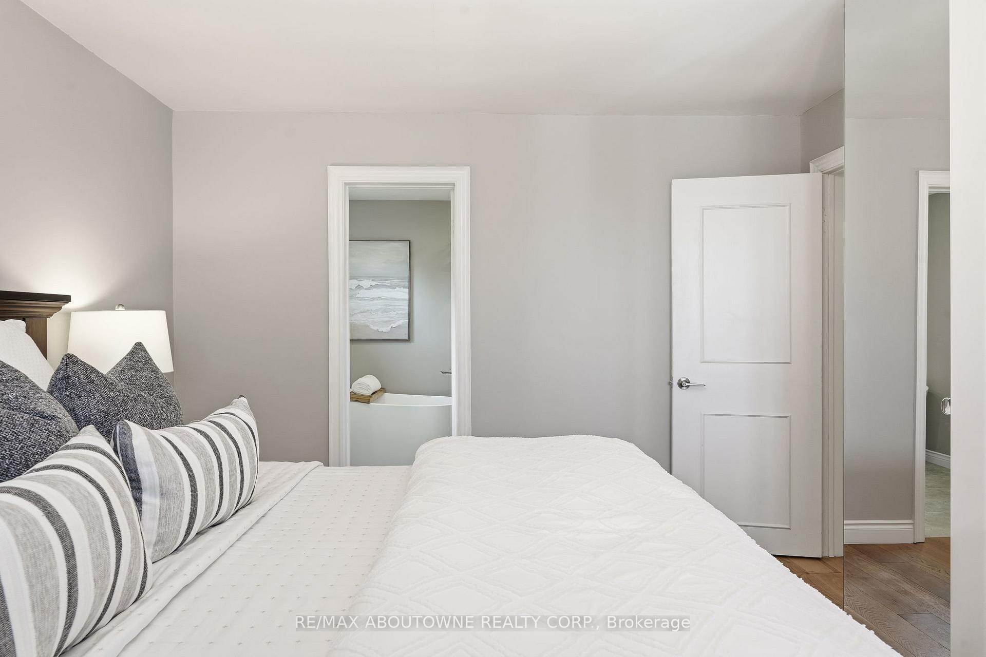 Photo 13 of 1281 Lakeview Drive, Oakville, Falgarwood — HOMEH