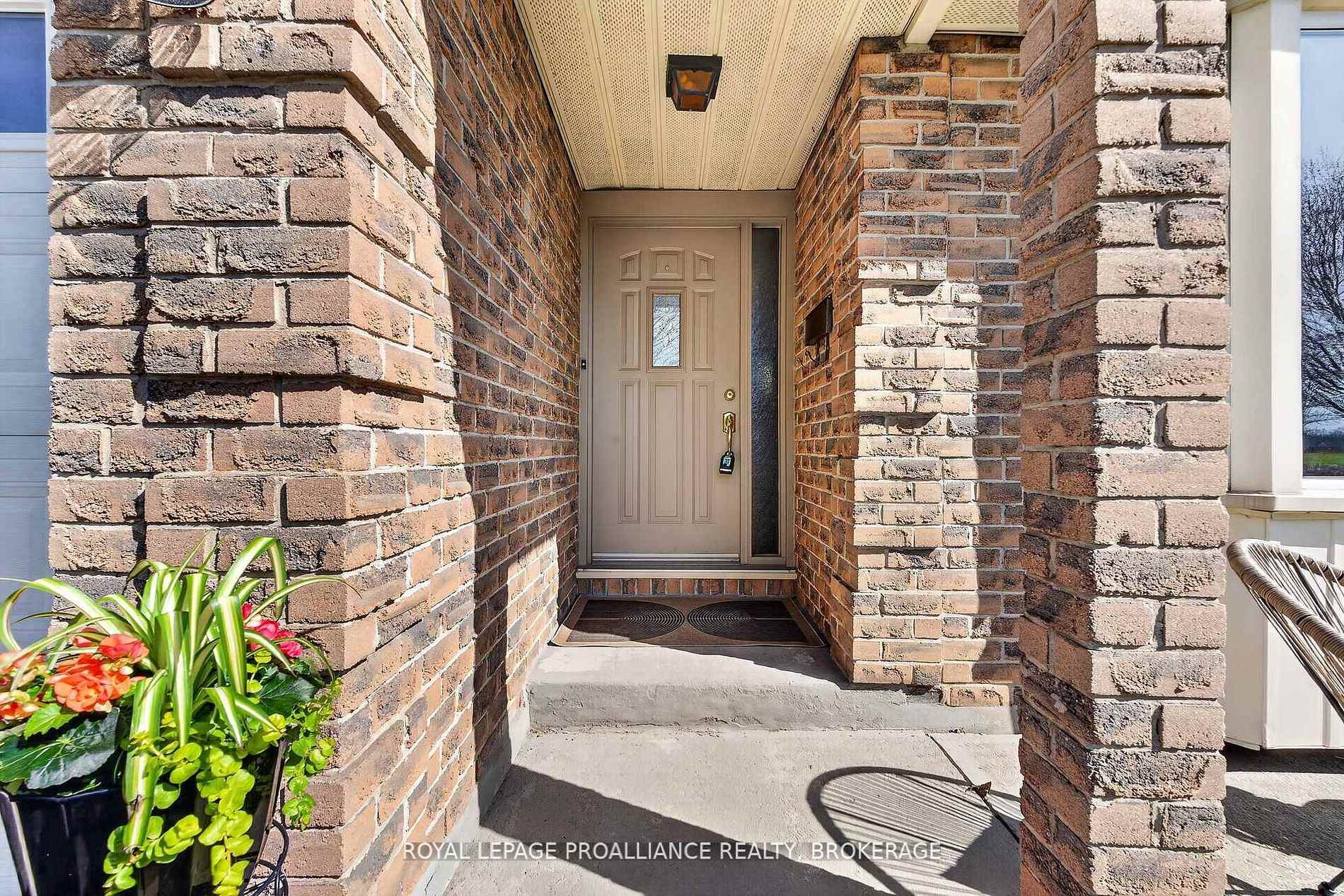 Photo 3 of 16 Grenadier Drive, Kingston, Kingston East (Incl Barret Crt) — HOMEH