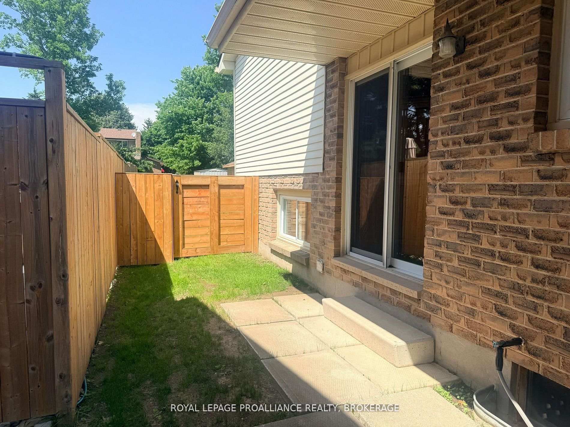 Photo 5 of 16 Grenadier Drive, Kingston, Kingston East (Incl Barret Crt) — HOMEH