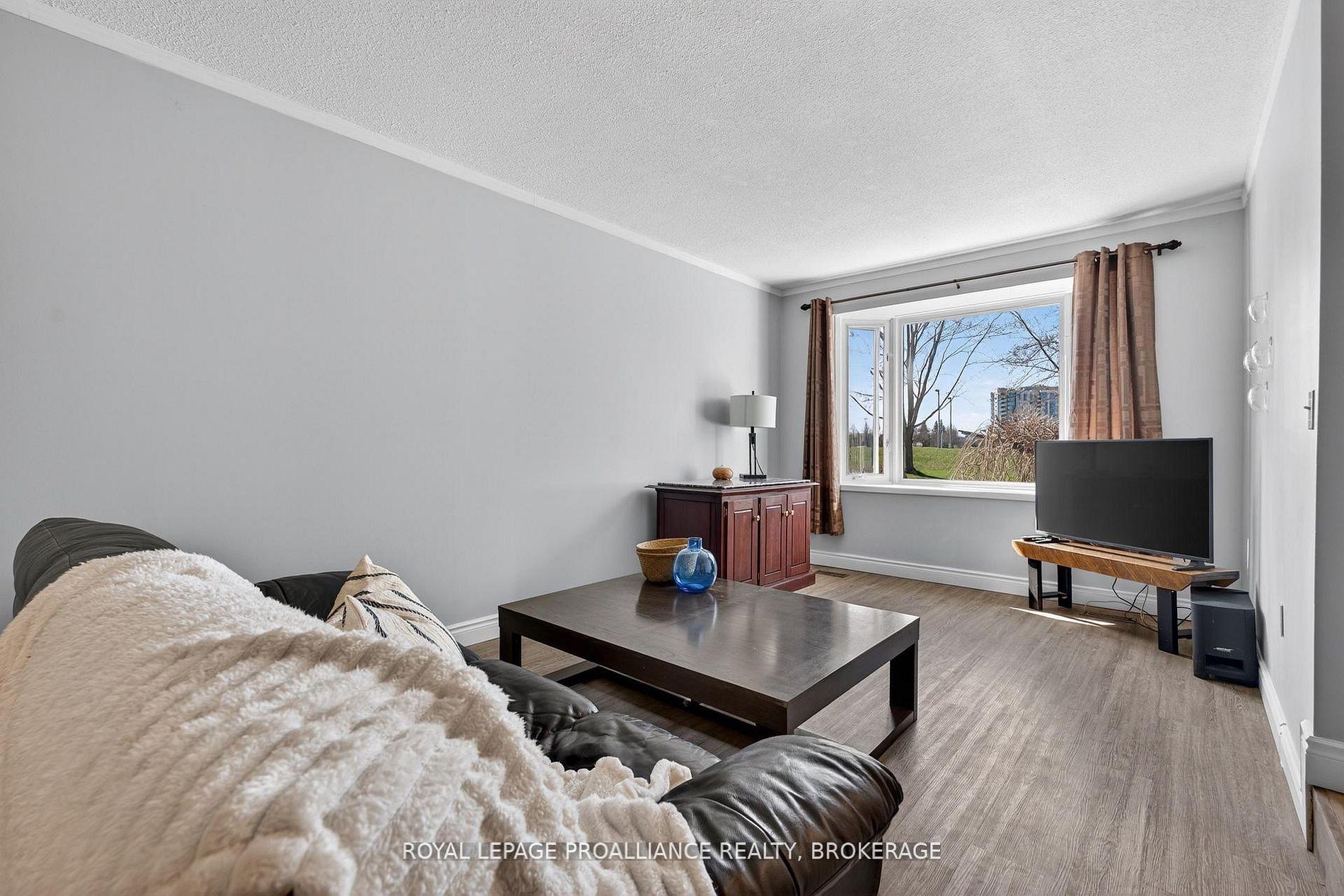 Photo 8 of 16 Grenadier Drive, Kingston, Kingston East (Incl Barret Crt) — HOMEH