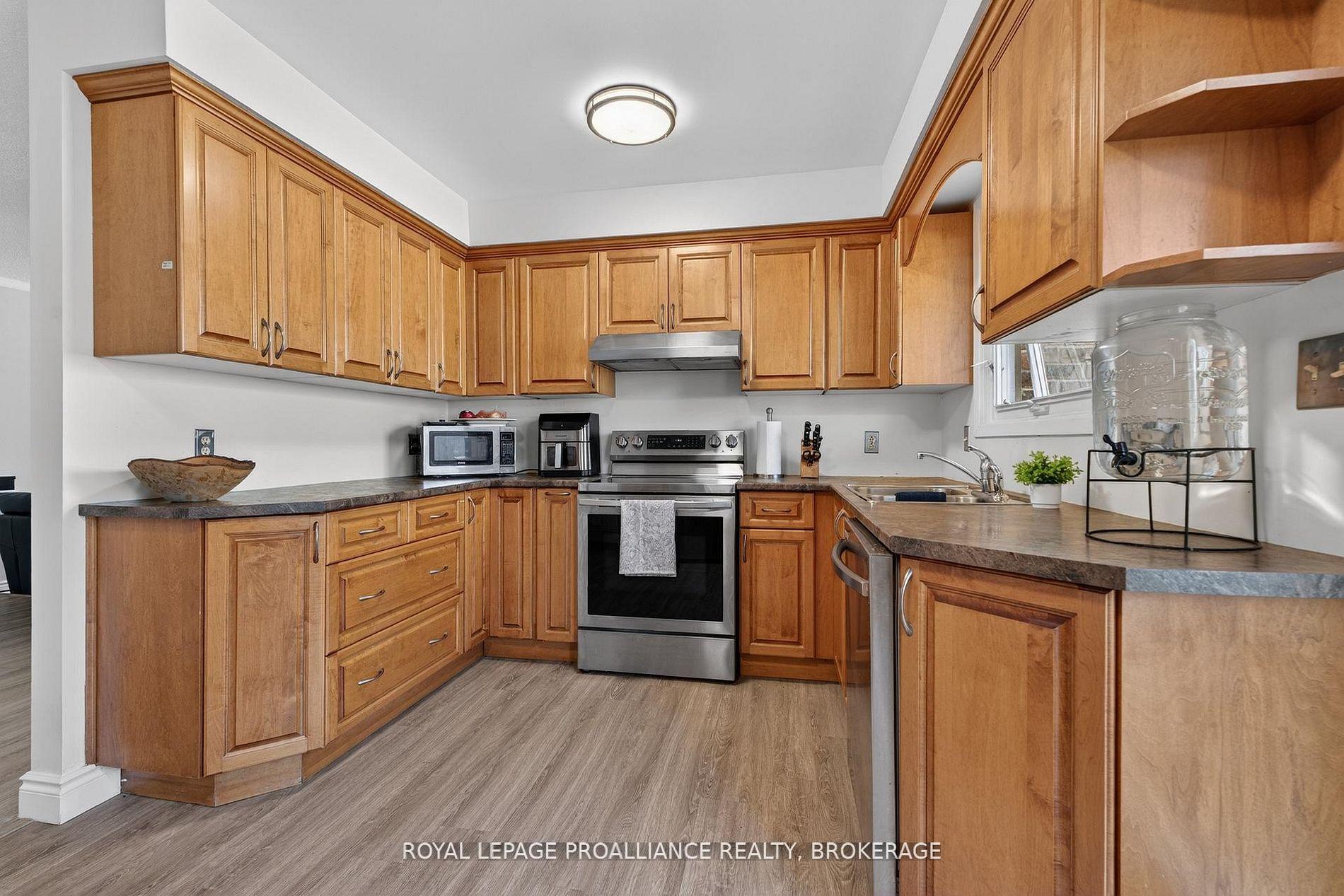 Photo 12 of 16 Grenadier Drive, Kingston, Kingston East (Incl Barret Crt) — HOMEH
