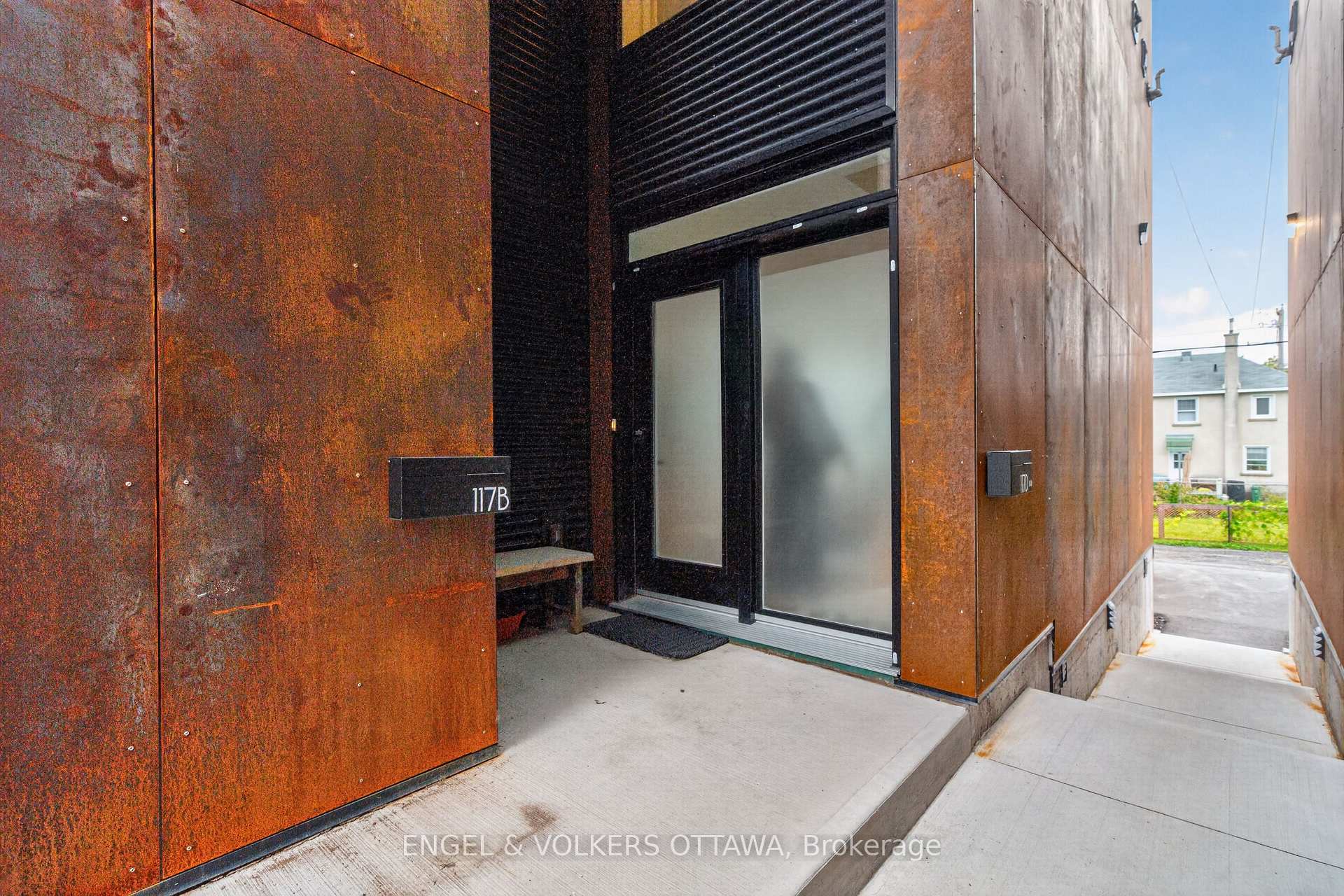 Photo 2 of Unit B, 117 Carruthers Avenue, Ottawa, Mechanicsville — HOMEH