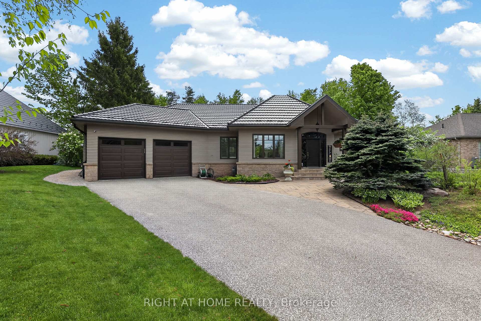 Photo 3 of 13 Alpine Way, Oro-Medonte, Horseshoe Valley — HOMEH