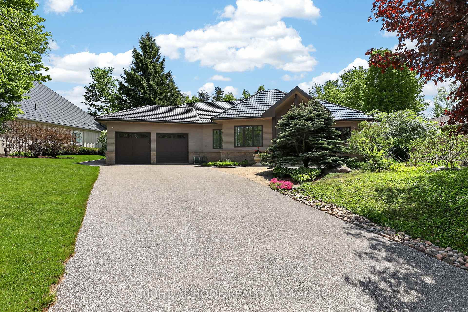 Photo 4 of 13 Alpine Way, Oro-Medonte, Horseshoe Valley — HOMEH