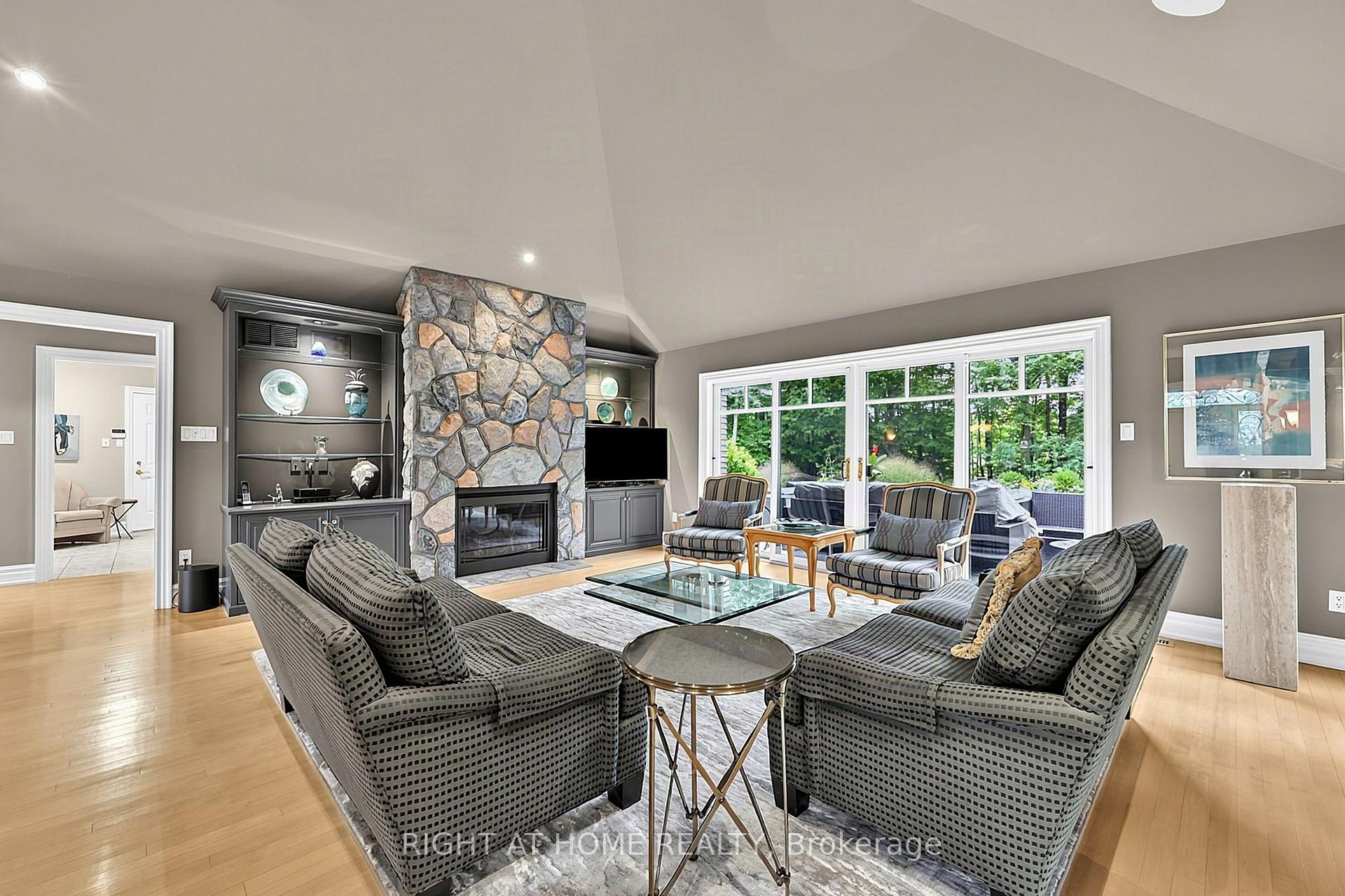 Photo 10 of 13 Alpine Way, Oro-Medonte, Horseshoe Valley — HOMEH