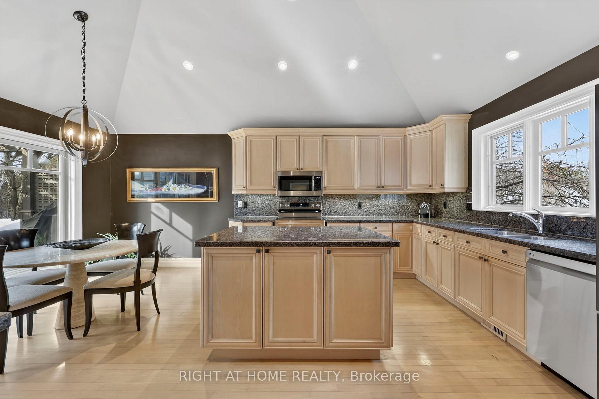 Photo 15 of 13 Alpine Way, Oro-Medonte, Horseshoe Valley — HOMEH