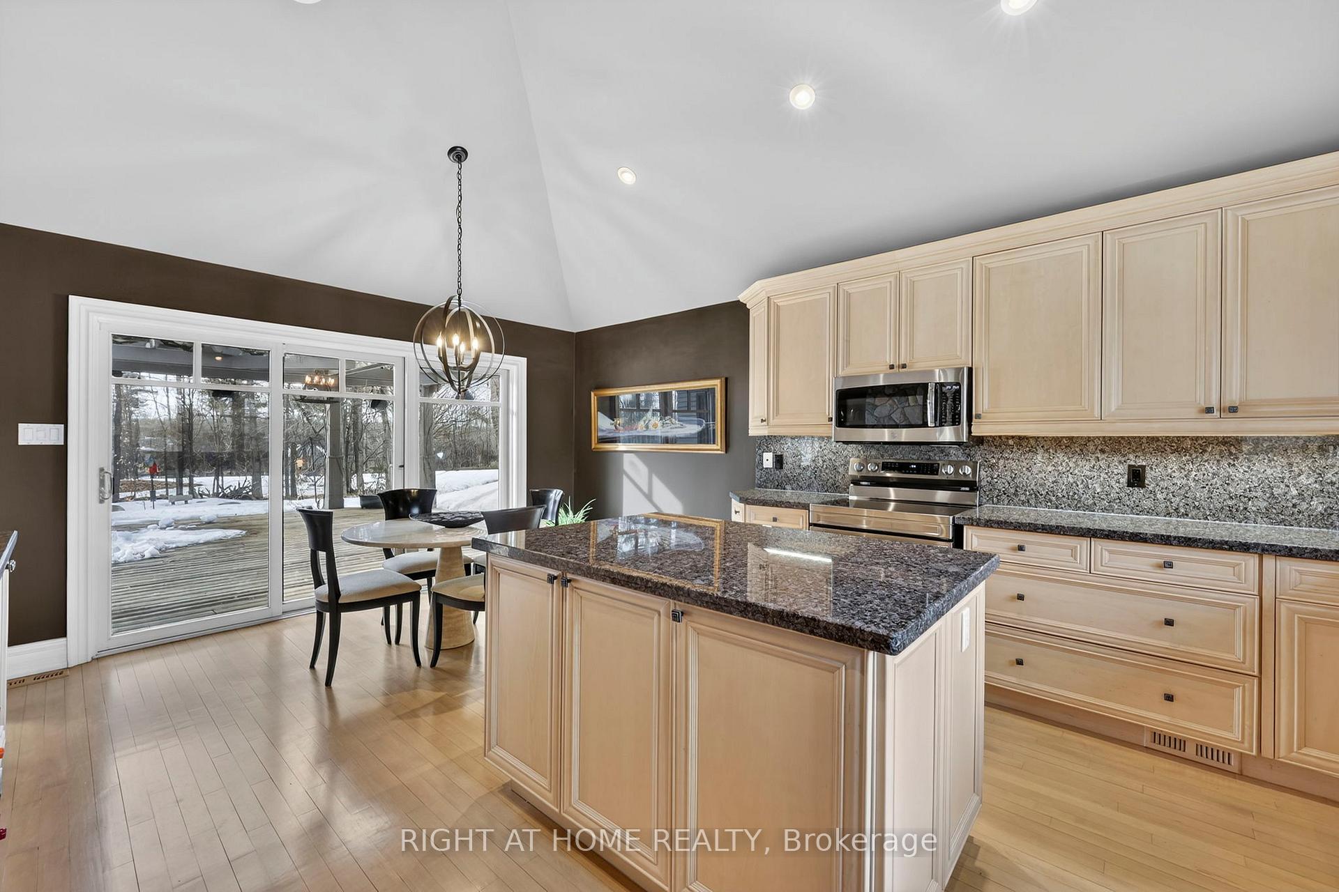 Photo 16 of 13 Alpine Way, Oro-Medonte, Horseshoe Valley — HOMEH
