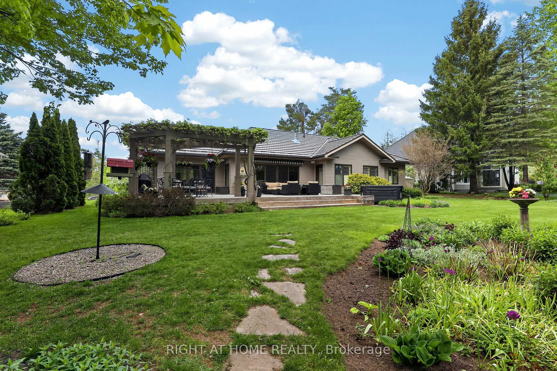 Photo 36 of 13 Alpine Way, Oro-Medonte, Horseshoe Valley — HOMEH