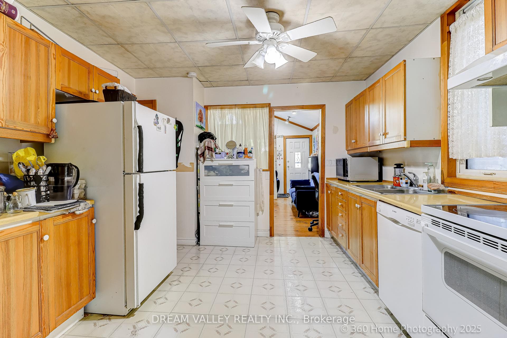 Photo 10 of 96 Laurel Avenue, Scarborough, Kennedy Park — HOMEH
