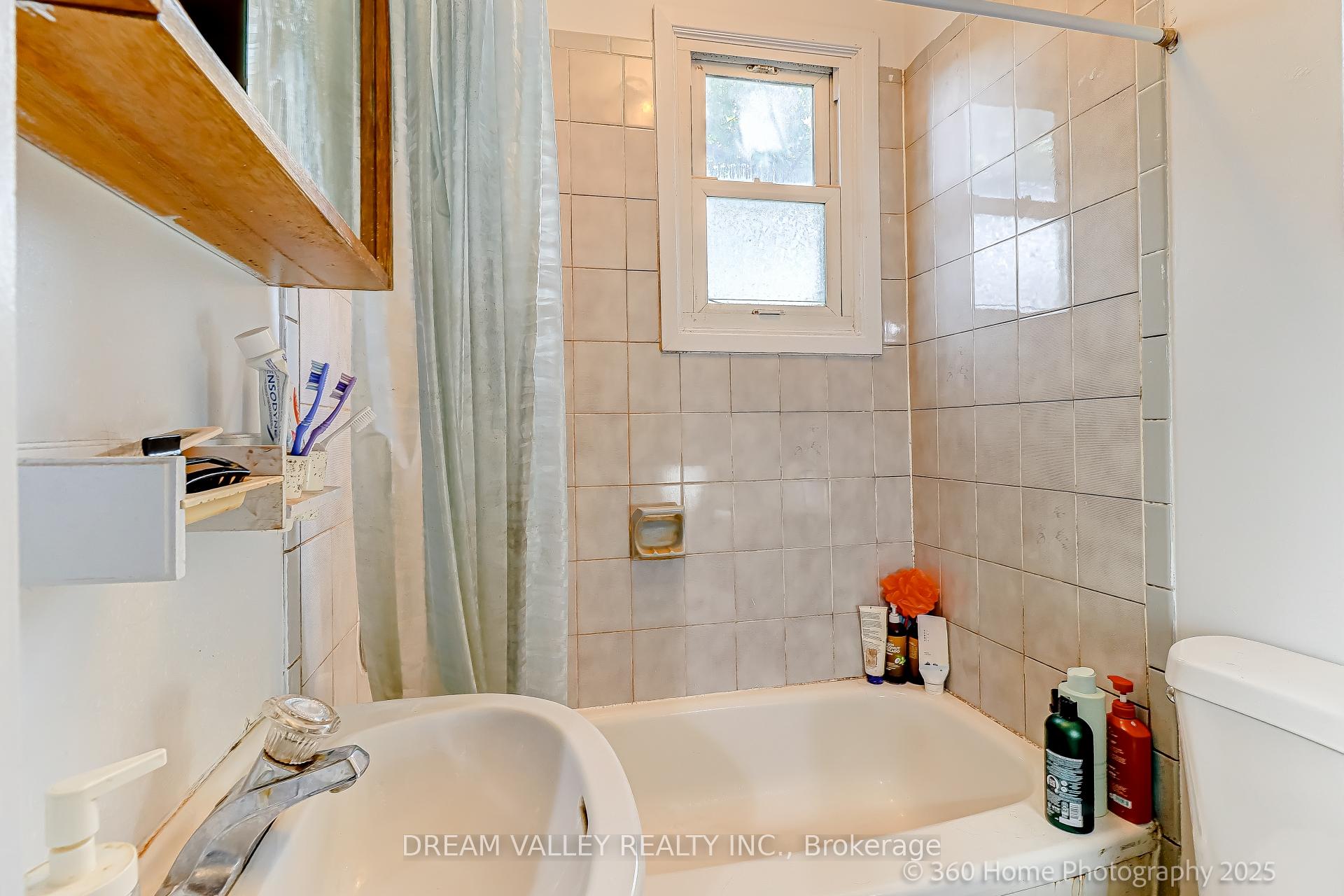 Photo 14 of 96 Laurel Avenue, Scarborough, Kennedy Park — HOMEH