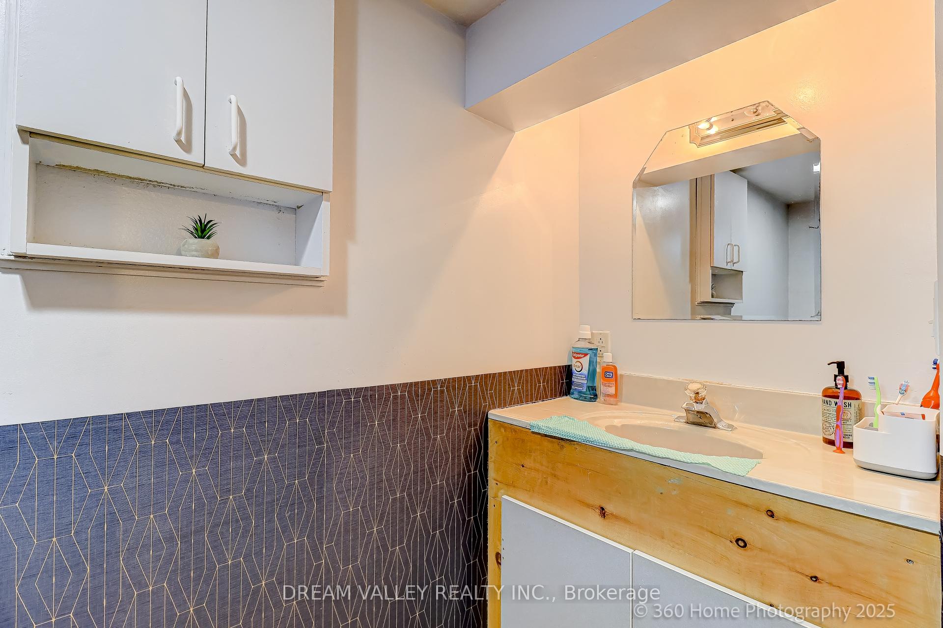 Photo 20 of 96 Laurel Avenue, Scarborough, Kennedy Park — HOMEH