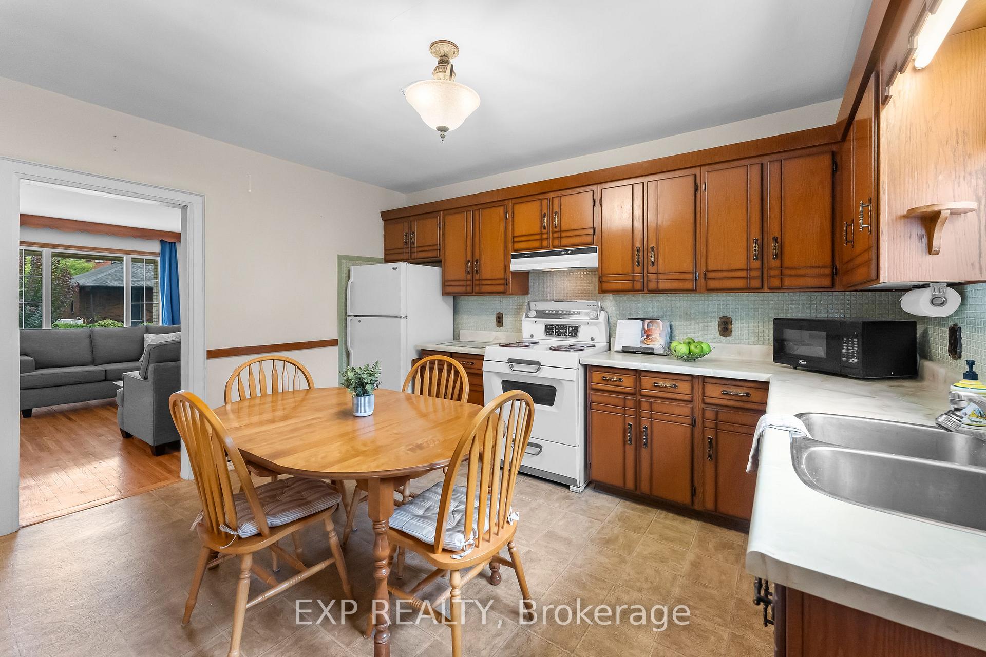 Photo 10 of 3945 St Peter Avenue, Niagara Falls, Stamford — HOMEH