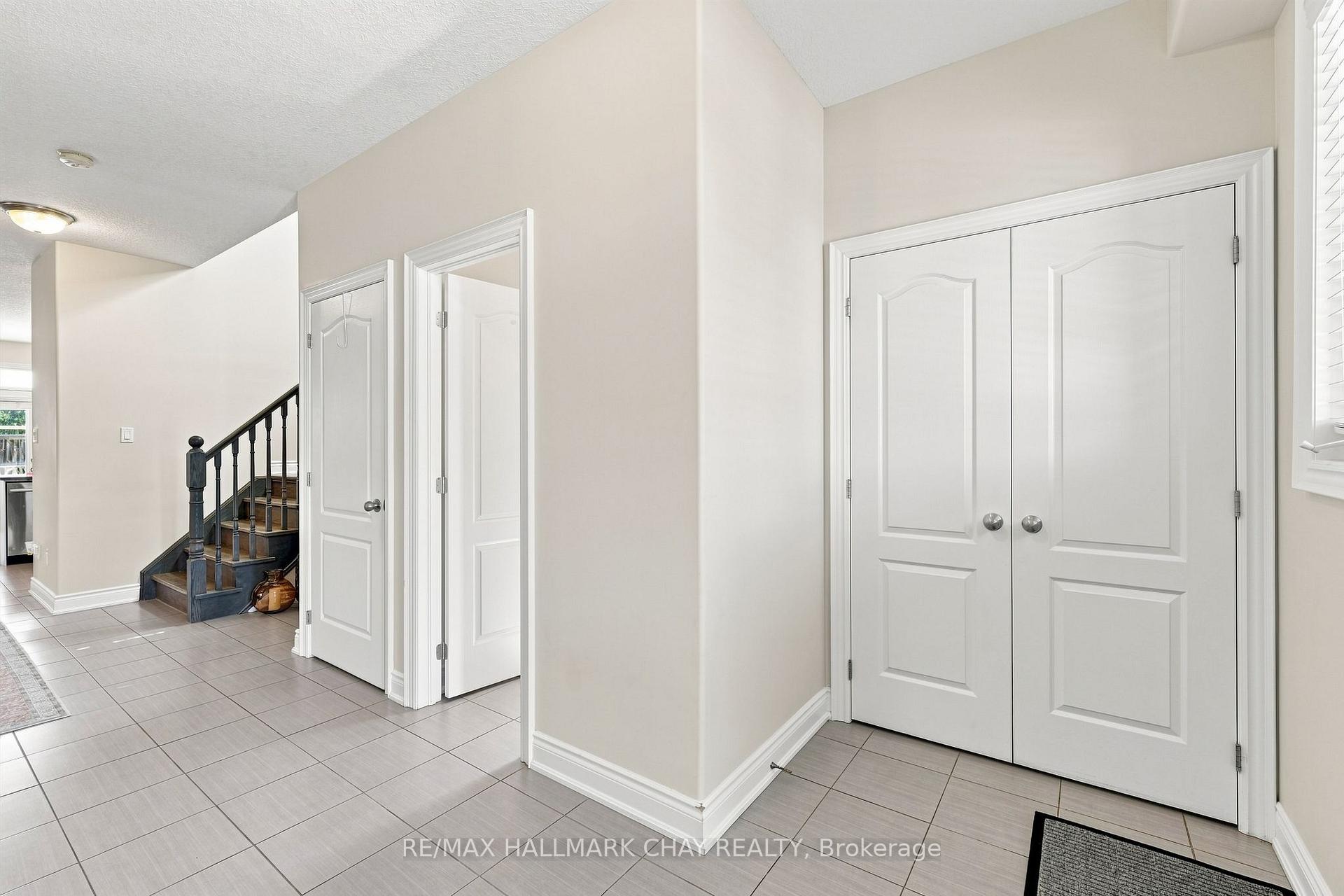 Photo 5 of 23 Nathan Crescent, Barrie, Painswick South — HOMEH