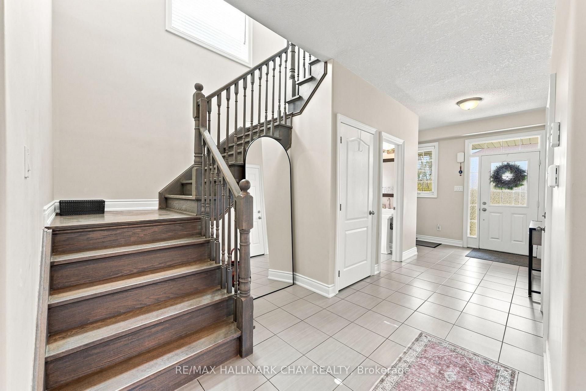 Photo 9 of 23 Nathan Crescent, Barrie, Painswick South — HOMEH