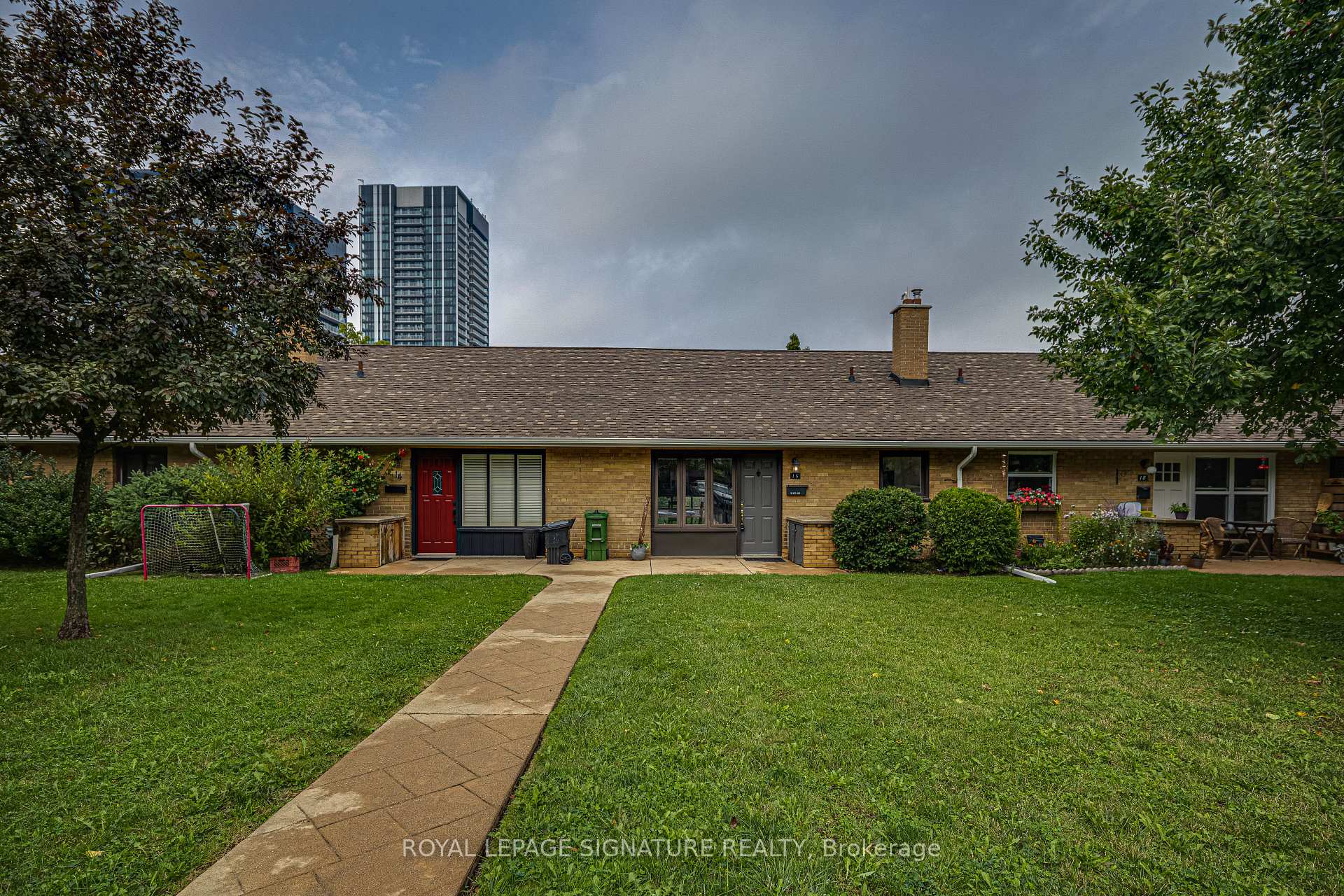 Photo 2 of 16 Burdock Lane, North York, Banbury-Don Mills — HOMEH