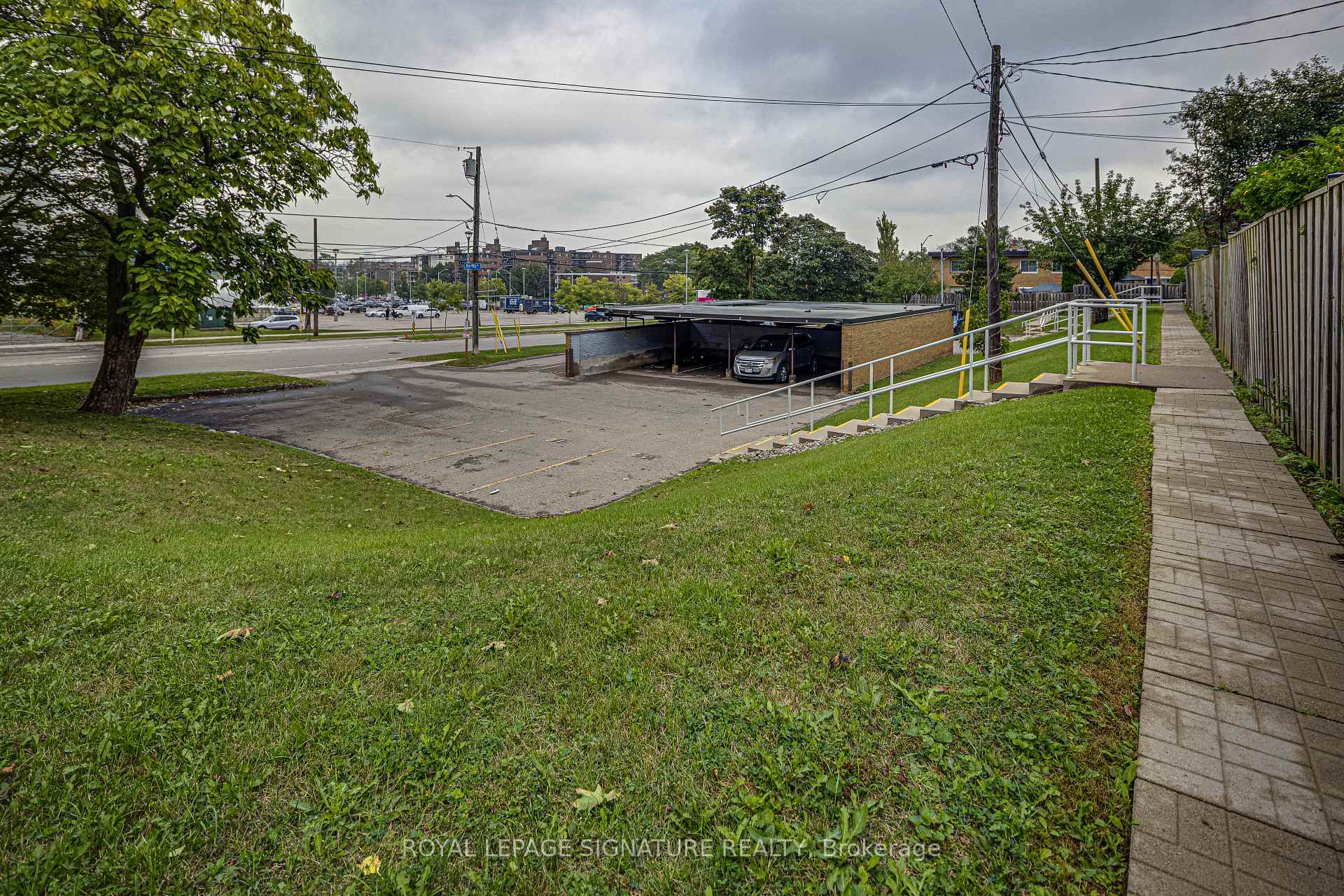 Photo 39 of 16 Burdock Lane, North York, Banbury-Don Mills — HOMEH