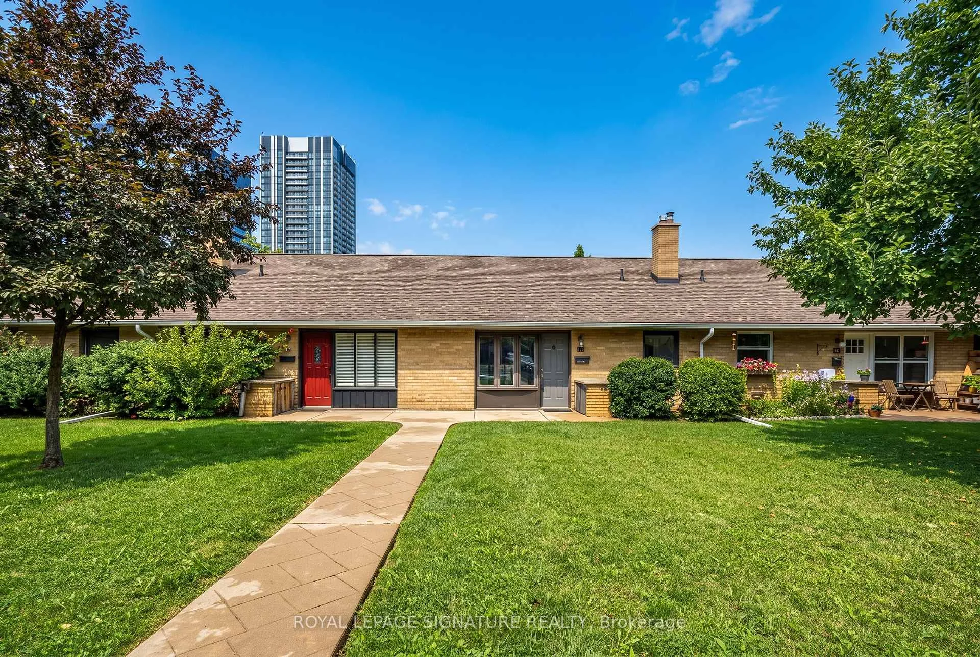 Photo 4 of 16 Burdock Lane, North York, Banbury-Don Mills — HOMEH