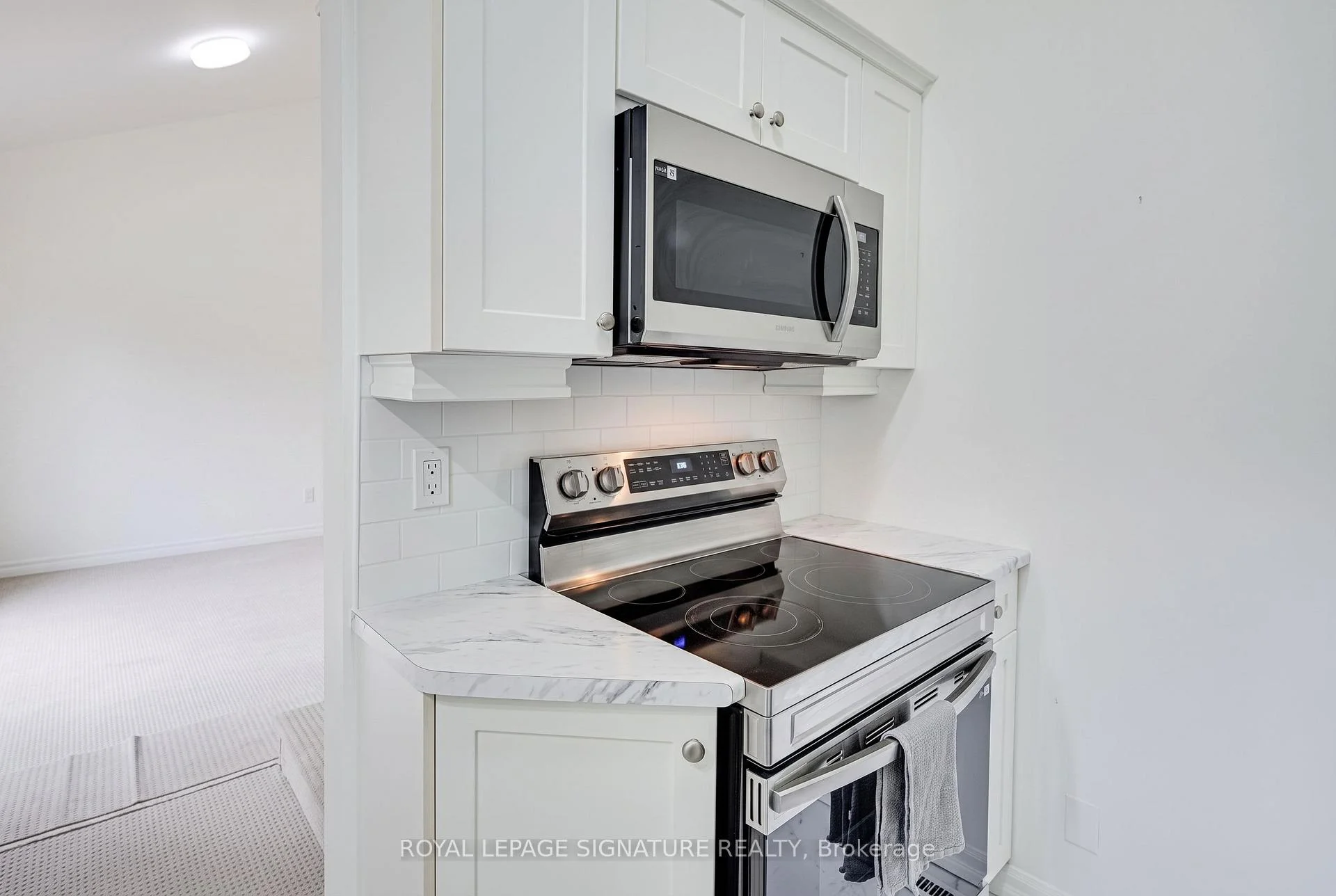 Photo 10 of 16 Burdock Lane, North York, Banbury-Don Mills — HOMEH